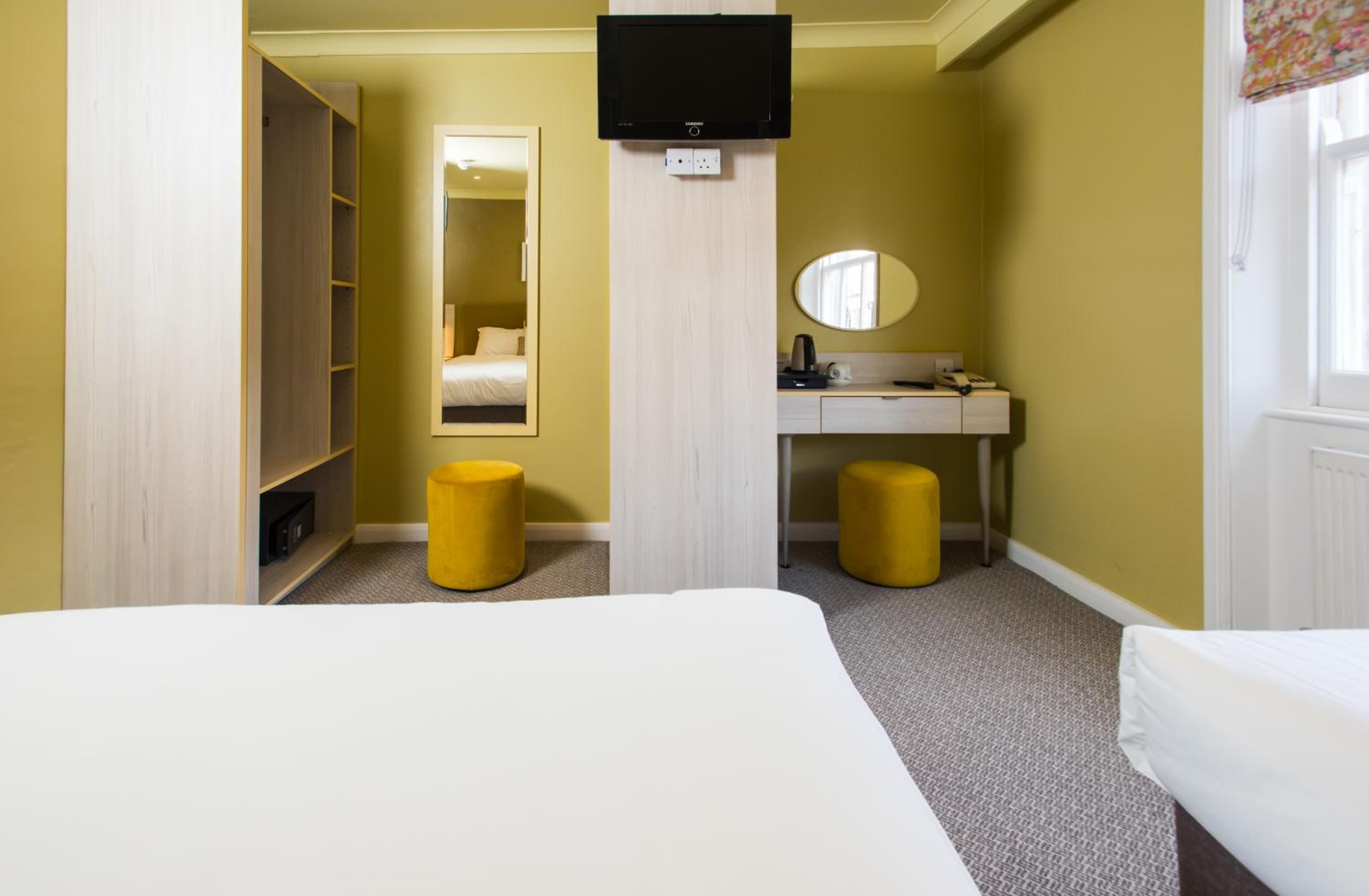 Triple Room with Private Bathroom photo 2