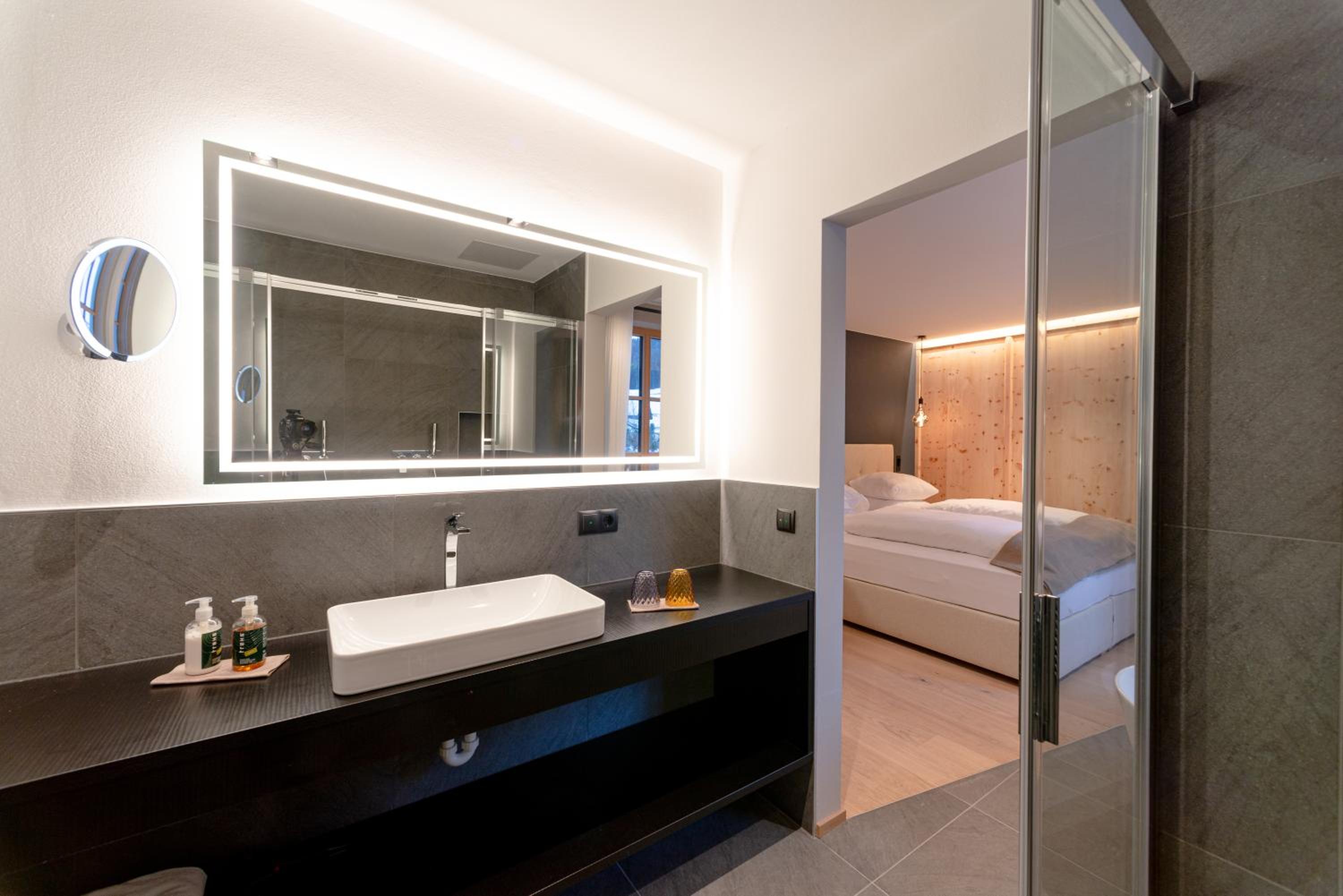 Deluxe Double Room with Bath photo 3