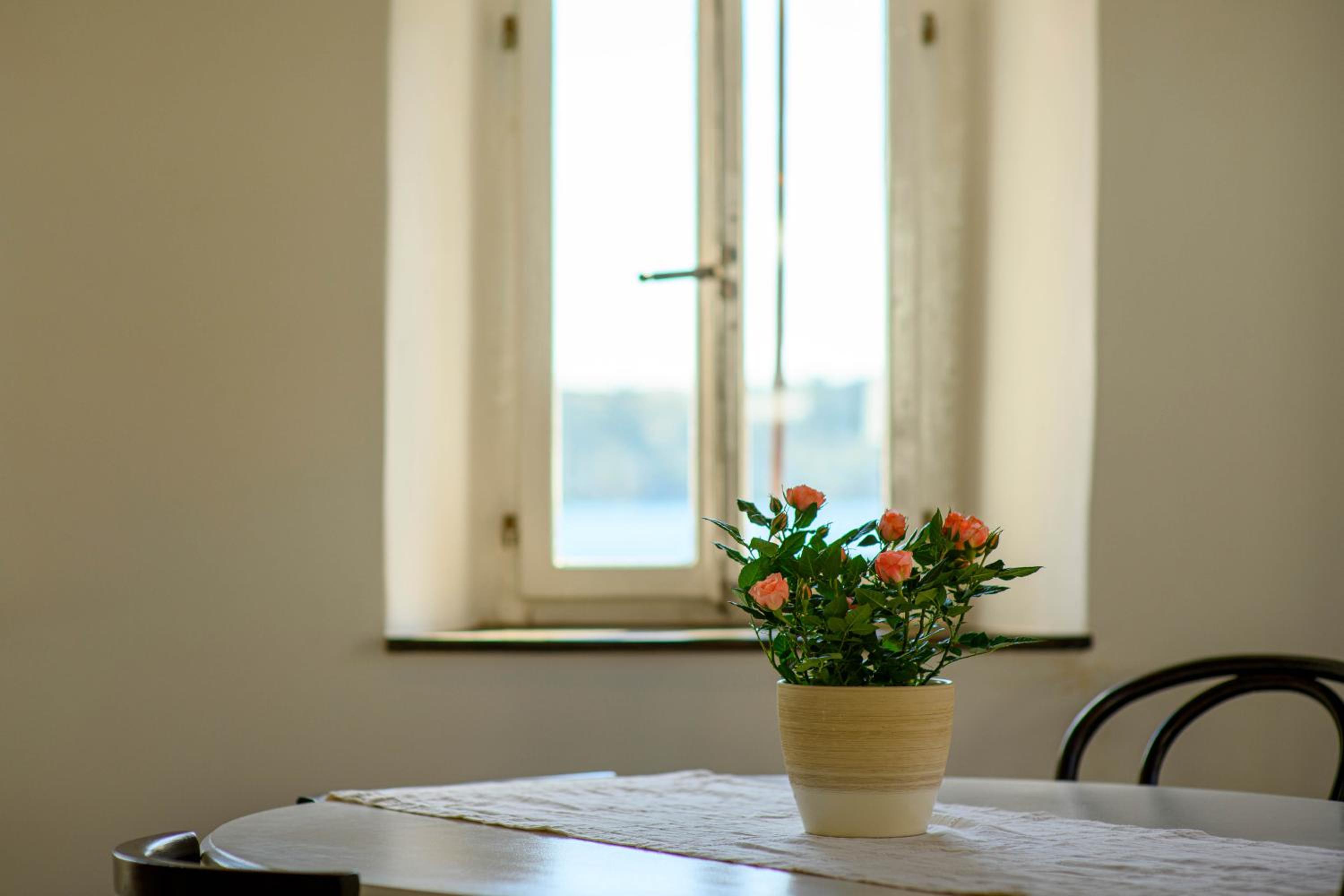 Apartment with Balcony and Sea View - Photo 13