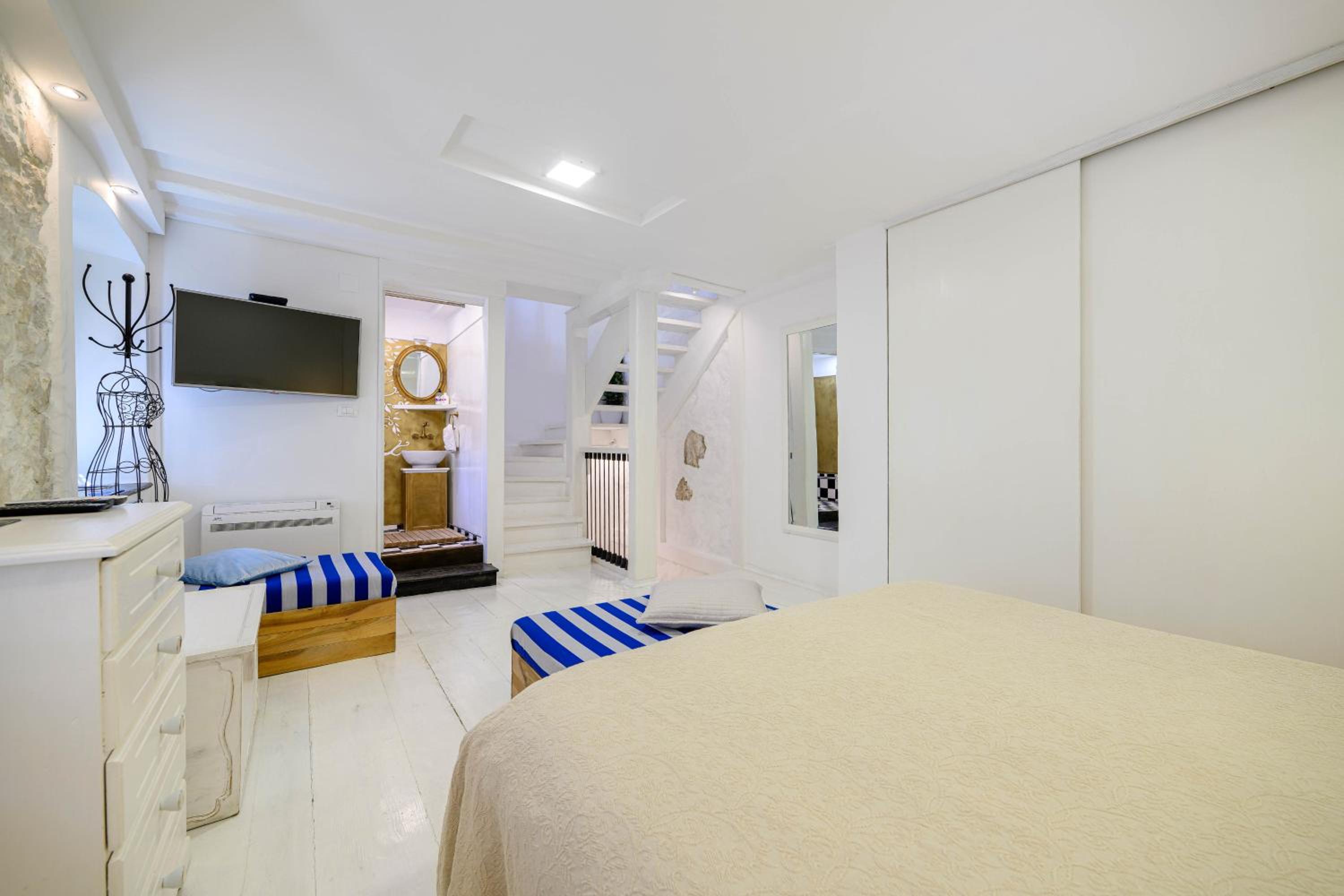 Apartment with Balcony and Sea View - Photo 40