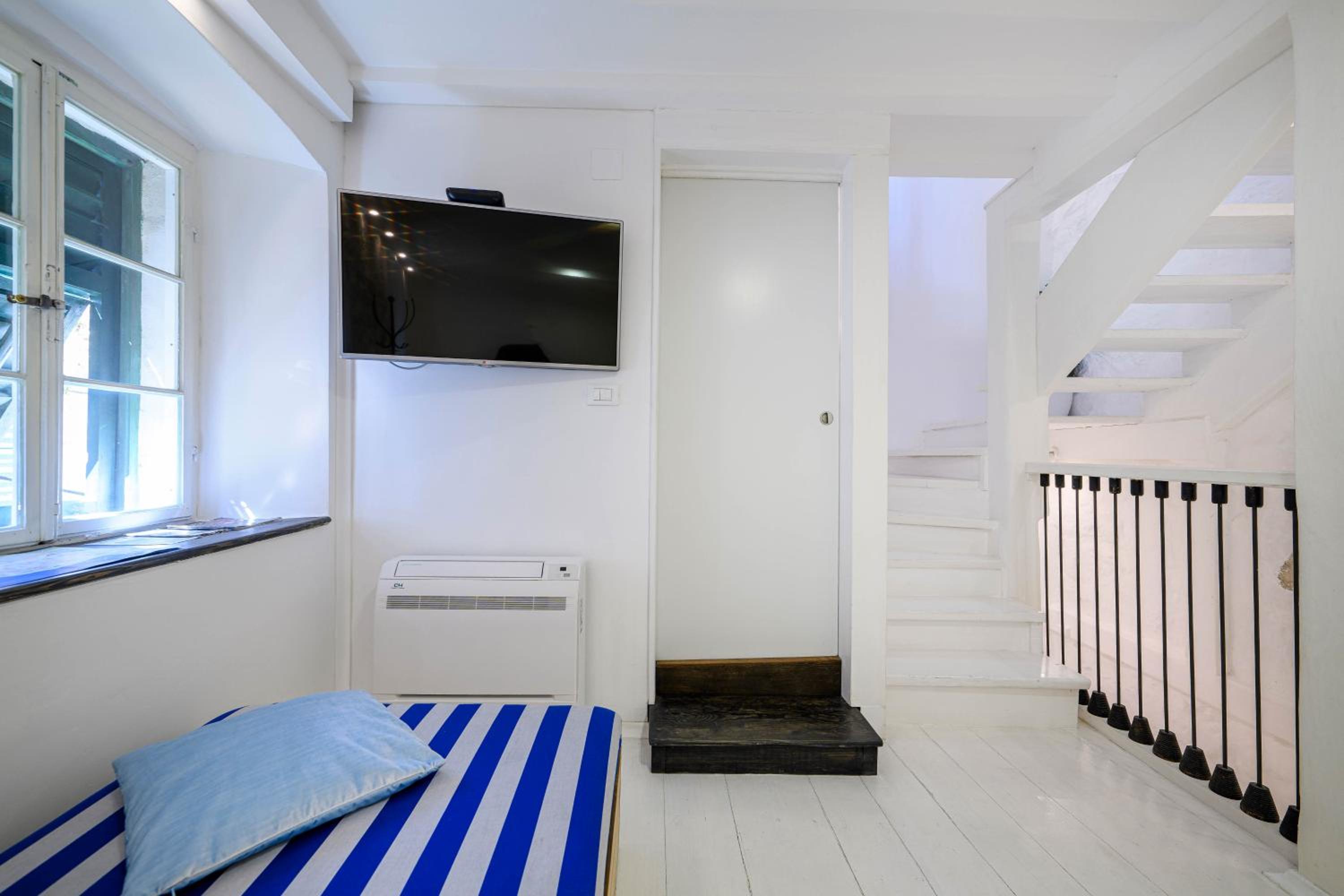 Apartment with Balcony and Sea View - Photo 43
