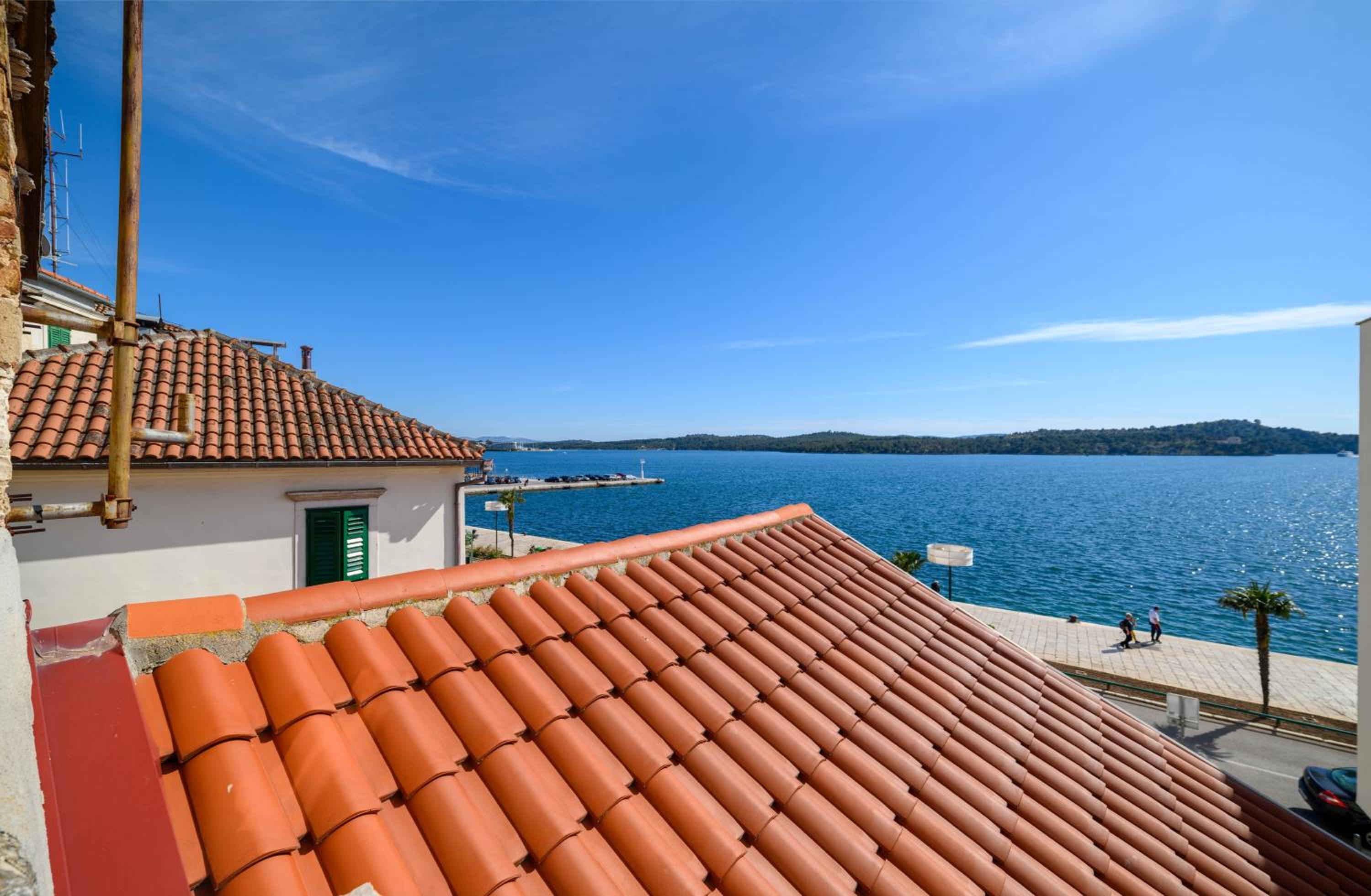 Apartment with Balcony and Sea View - Photo 16