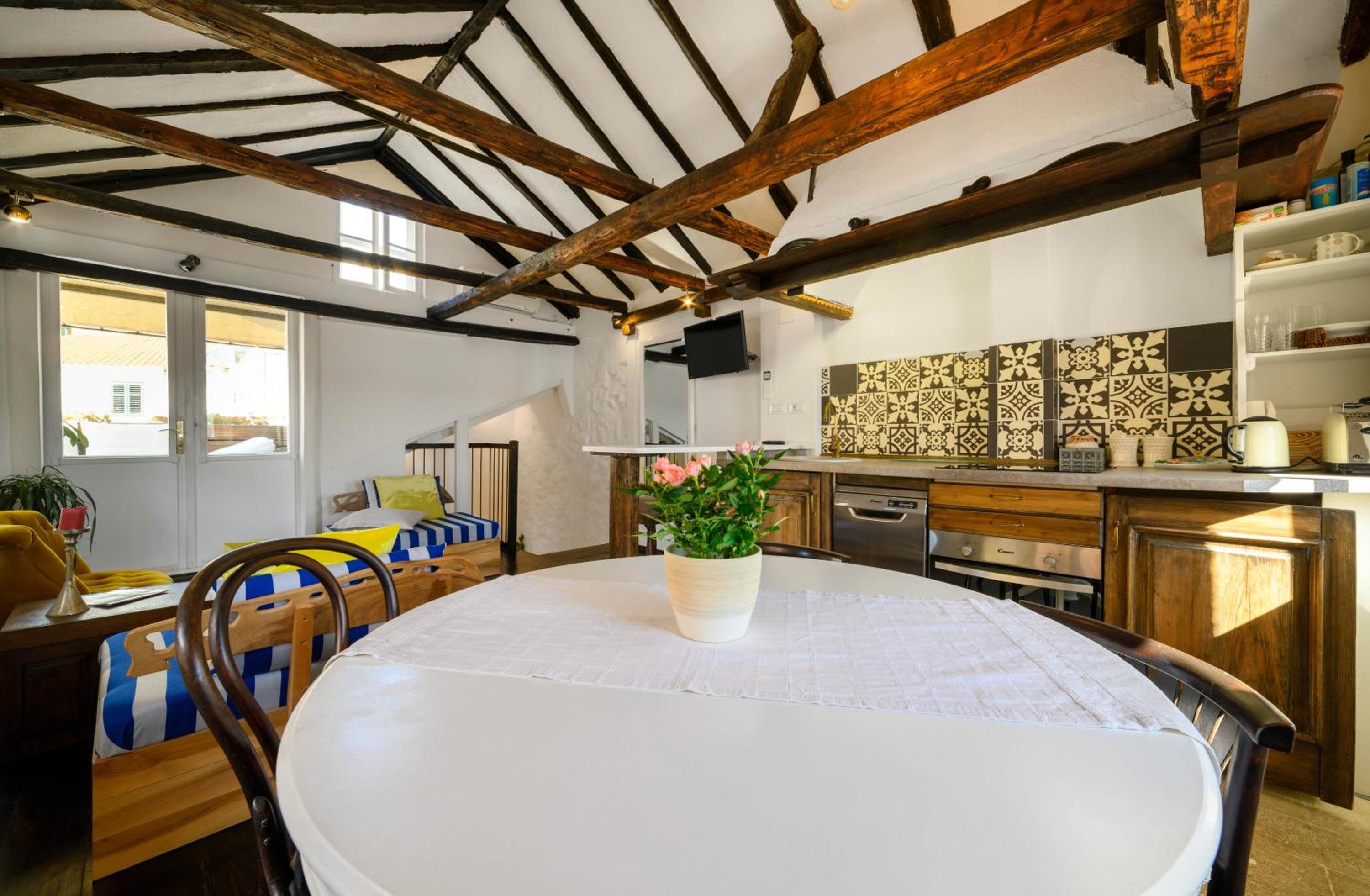 Apartment with Balcony and Sea View - Photo 4