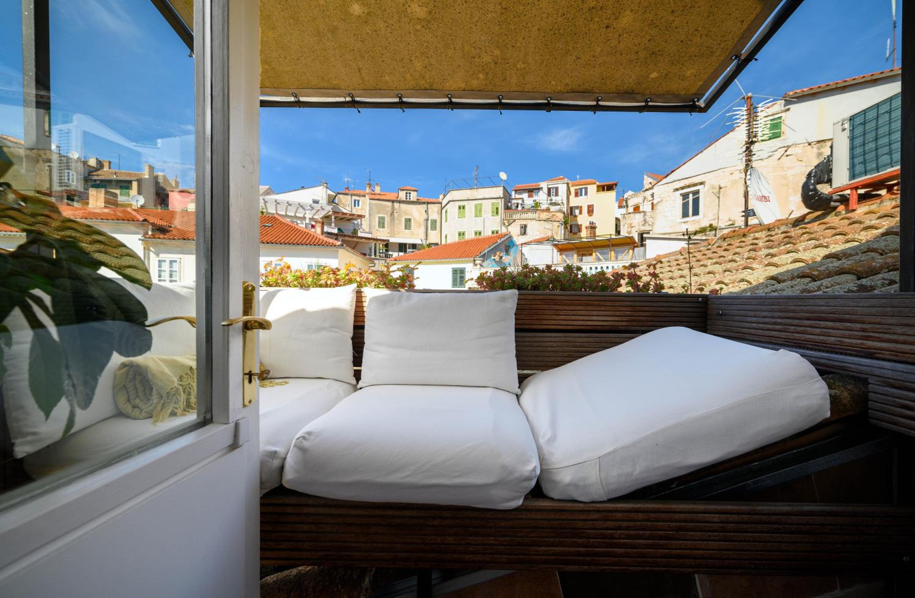 Apartment with Balcony and Sea View - Photo 46