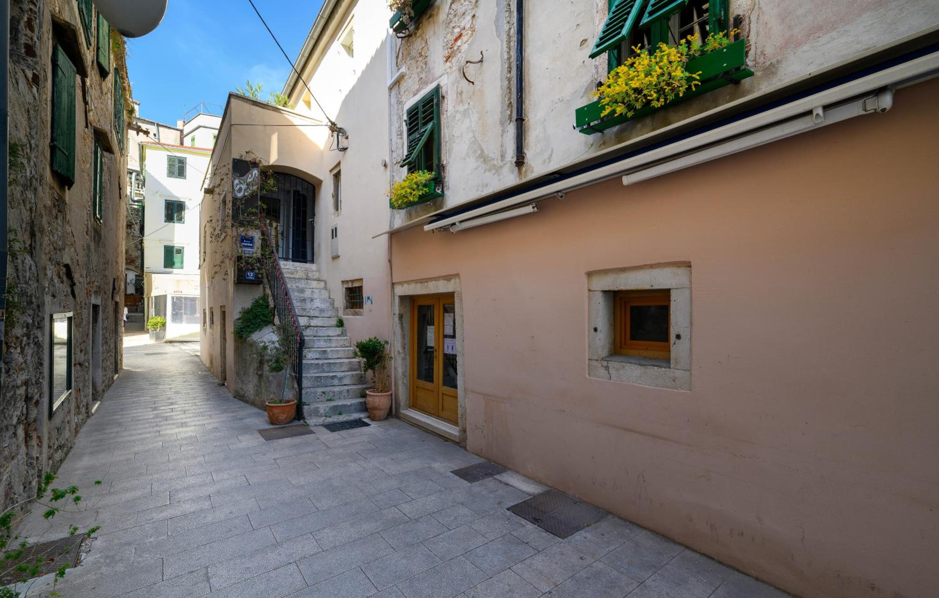 Apartment with Balcony and Sea View - Photo 45
