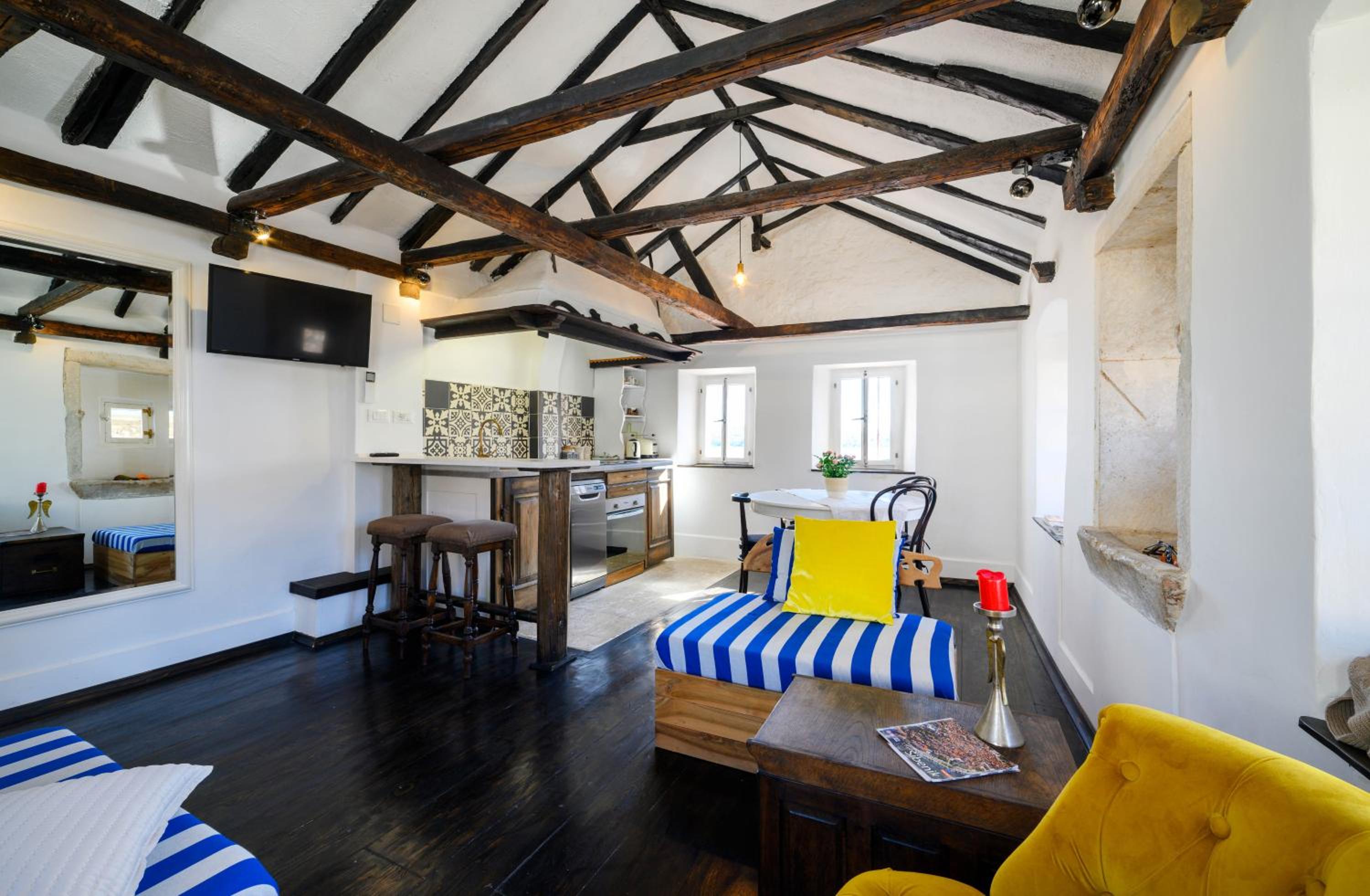 Apartment with Balcony and Sea View - Photo 30