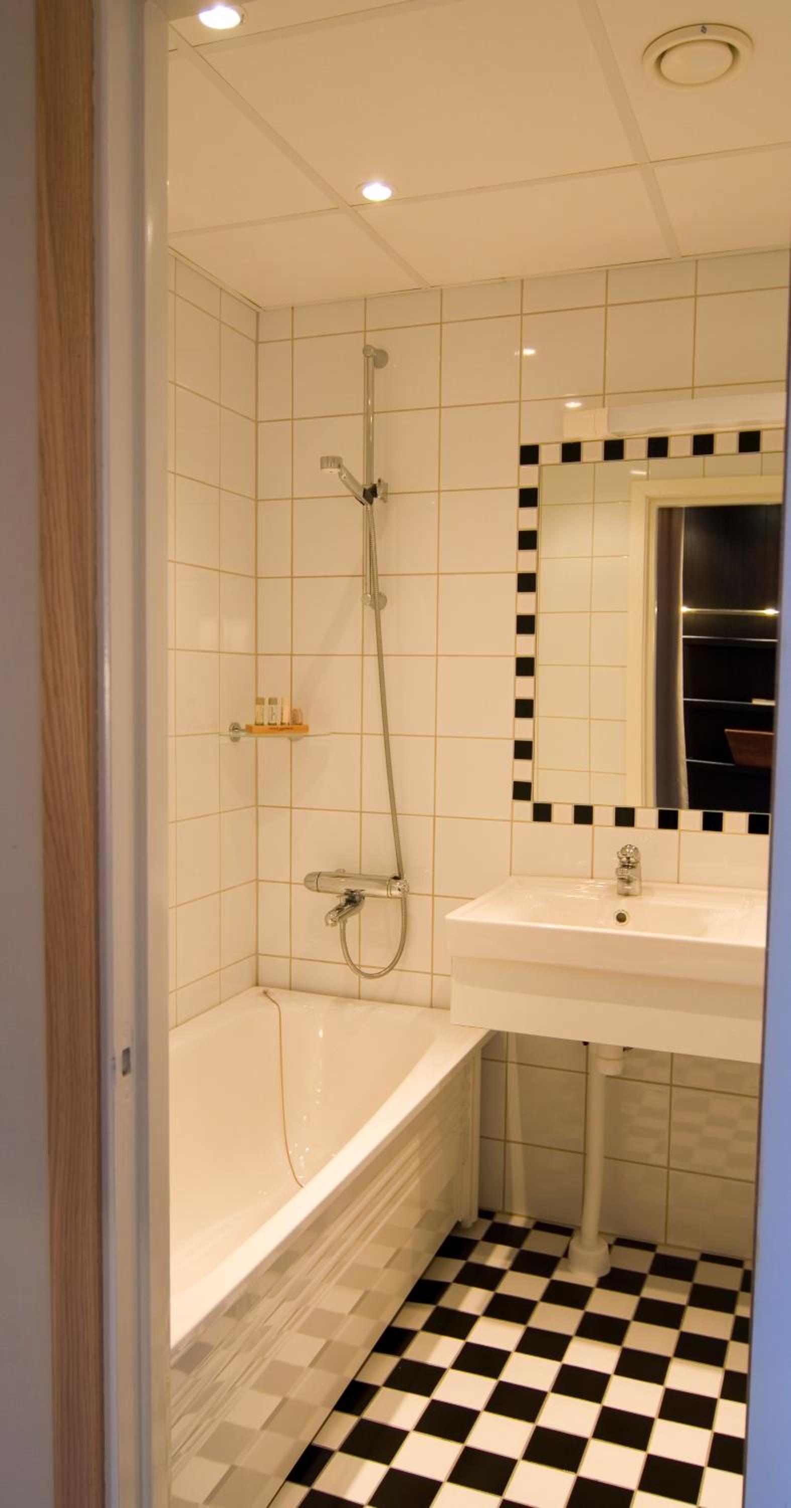 Deluxe Double Room thumbnail 5