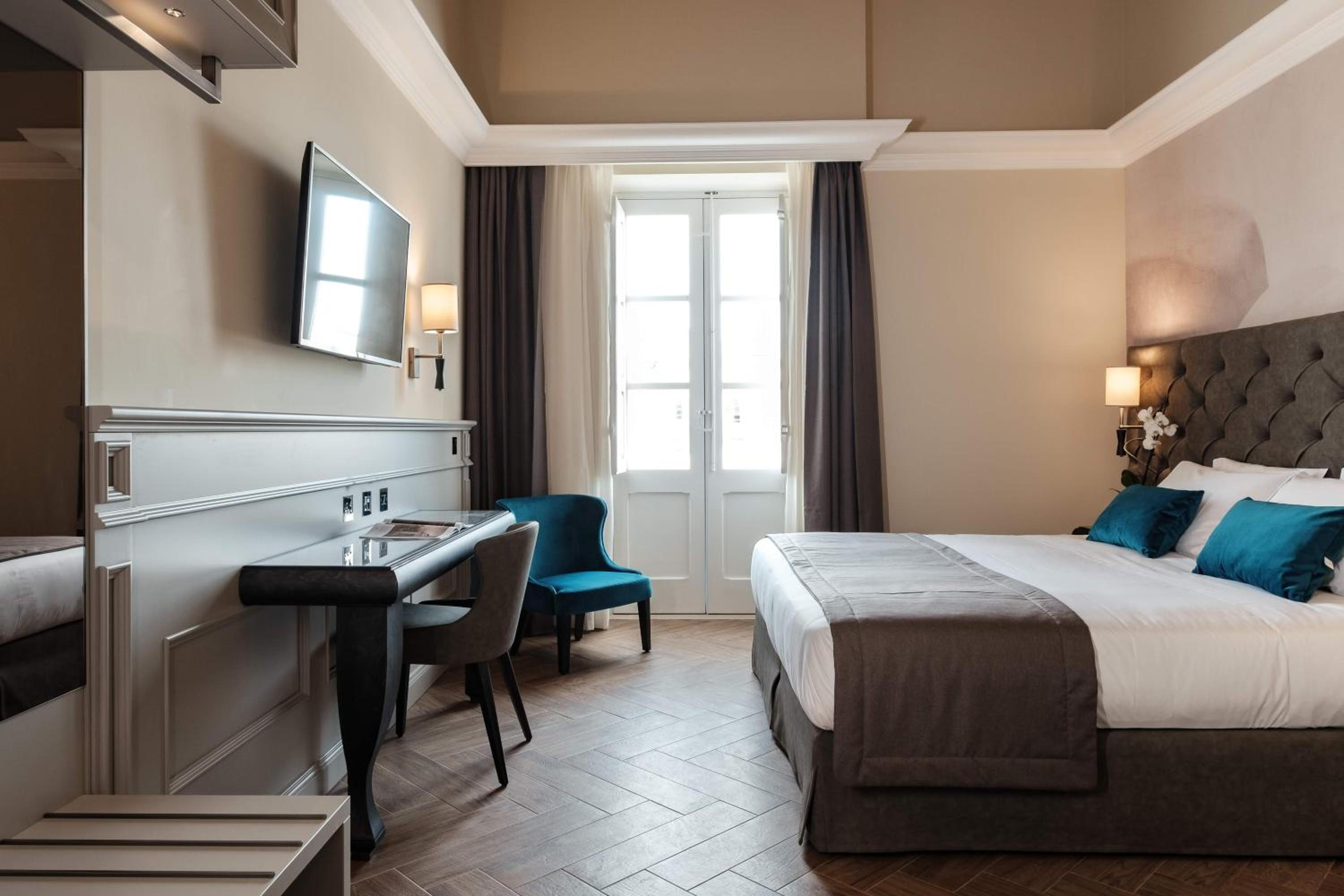 Superior Double or Twin Room with City View photo 3