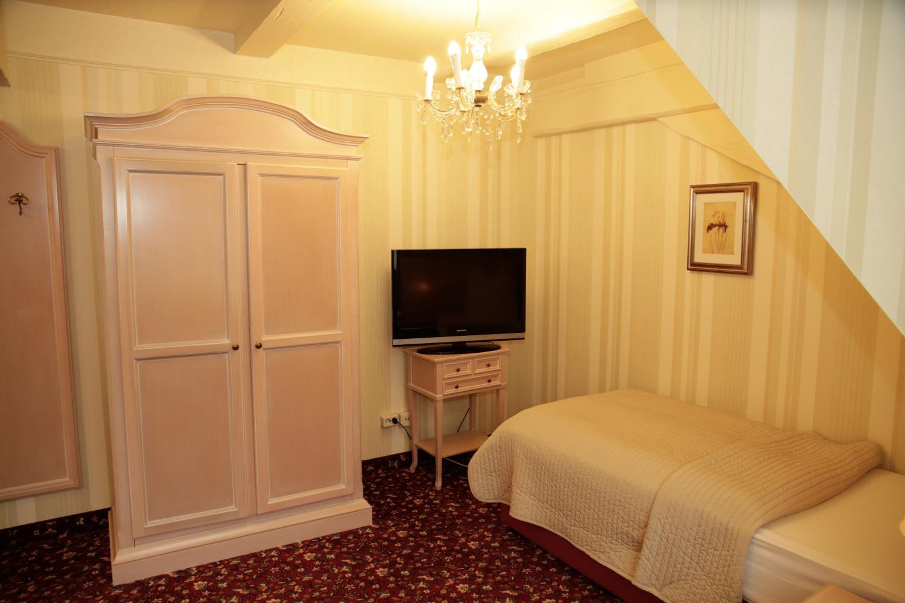 Twin Room Attic - Garden Sheds photo 2