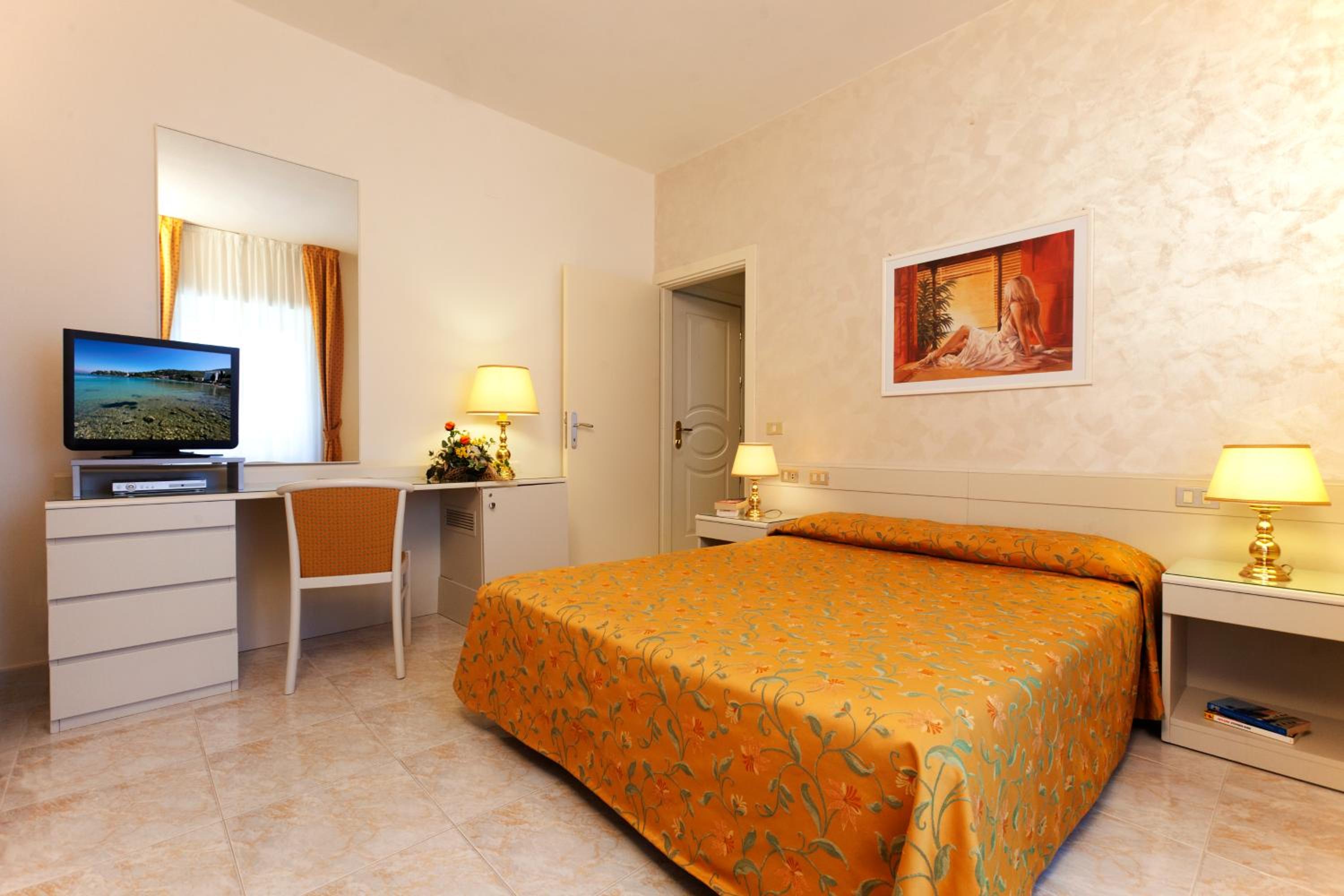 Standard Double Room - Photo 9
