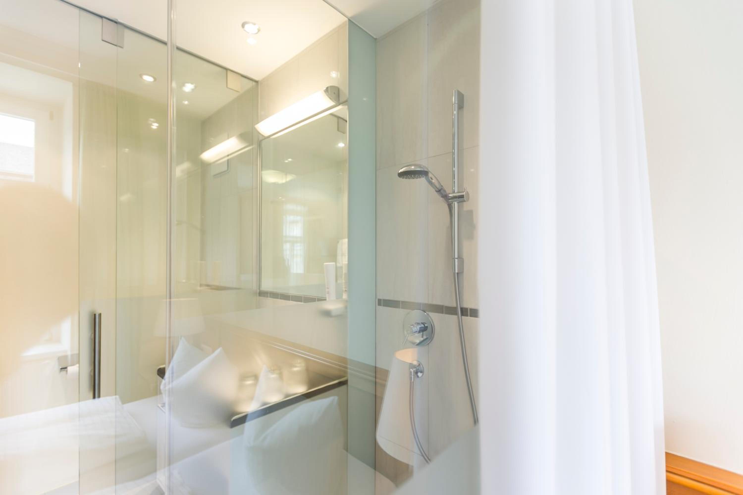 Business Triple (Glass Bathroom) Room - Photo 6