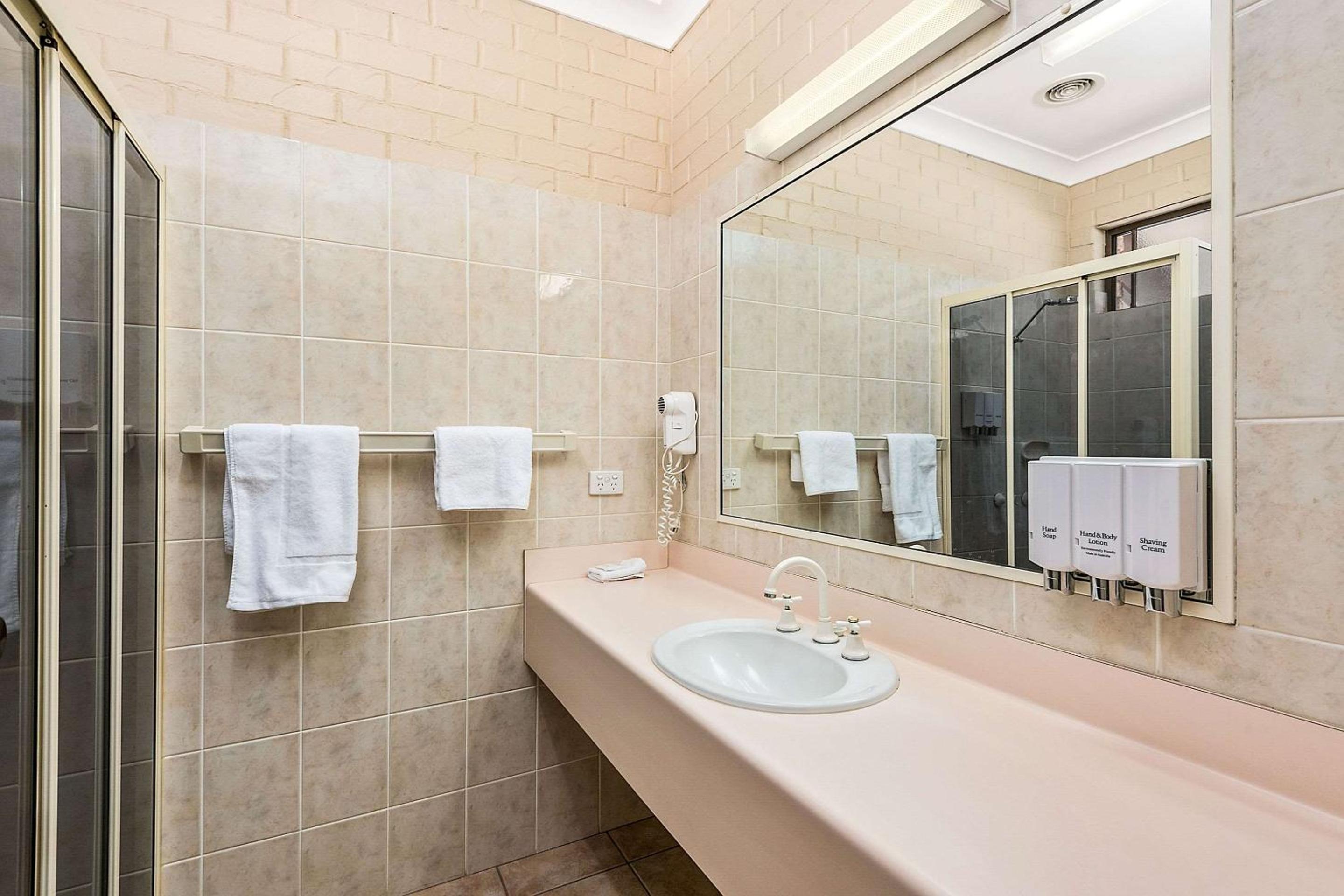 Large Twin Room - Photo 5