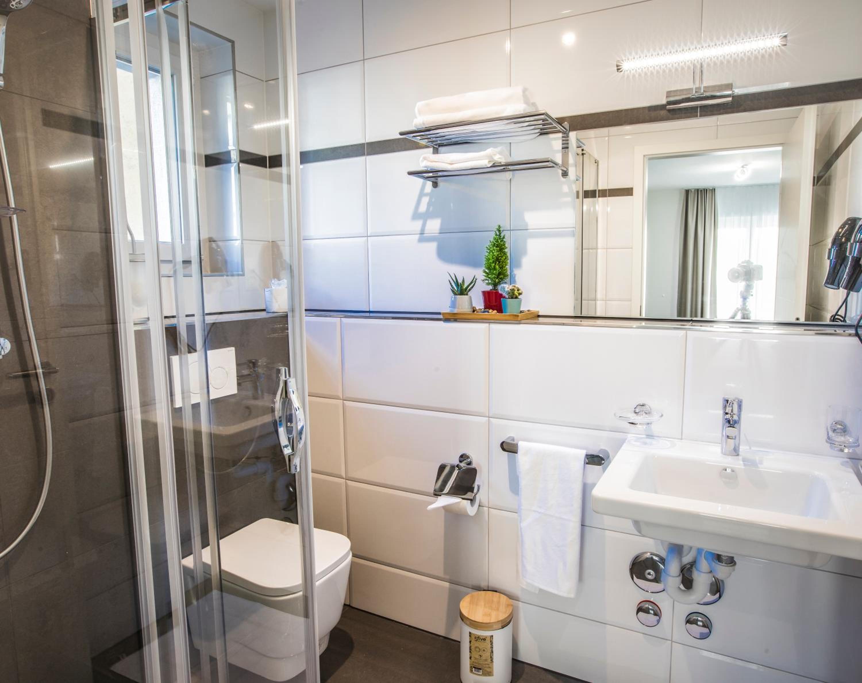 Deluxe Suite with Kitchenette thumbnail 5