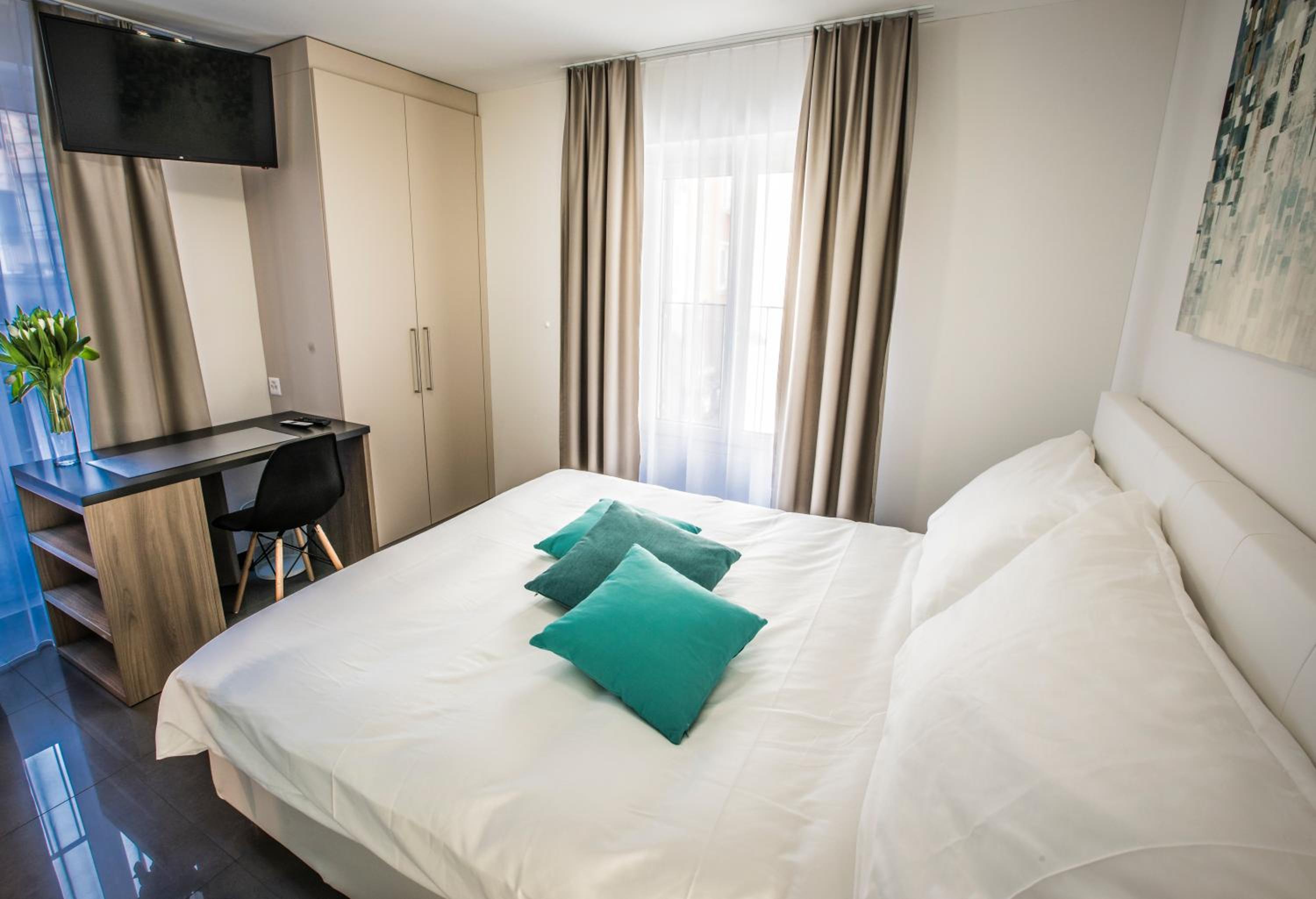 Double Room with Private Bathroom thumbnail 5