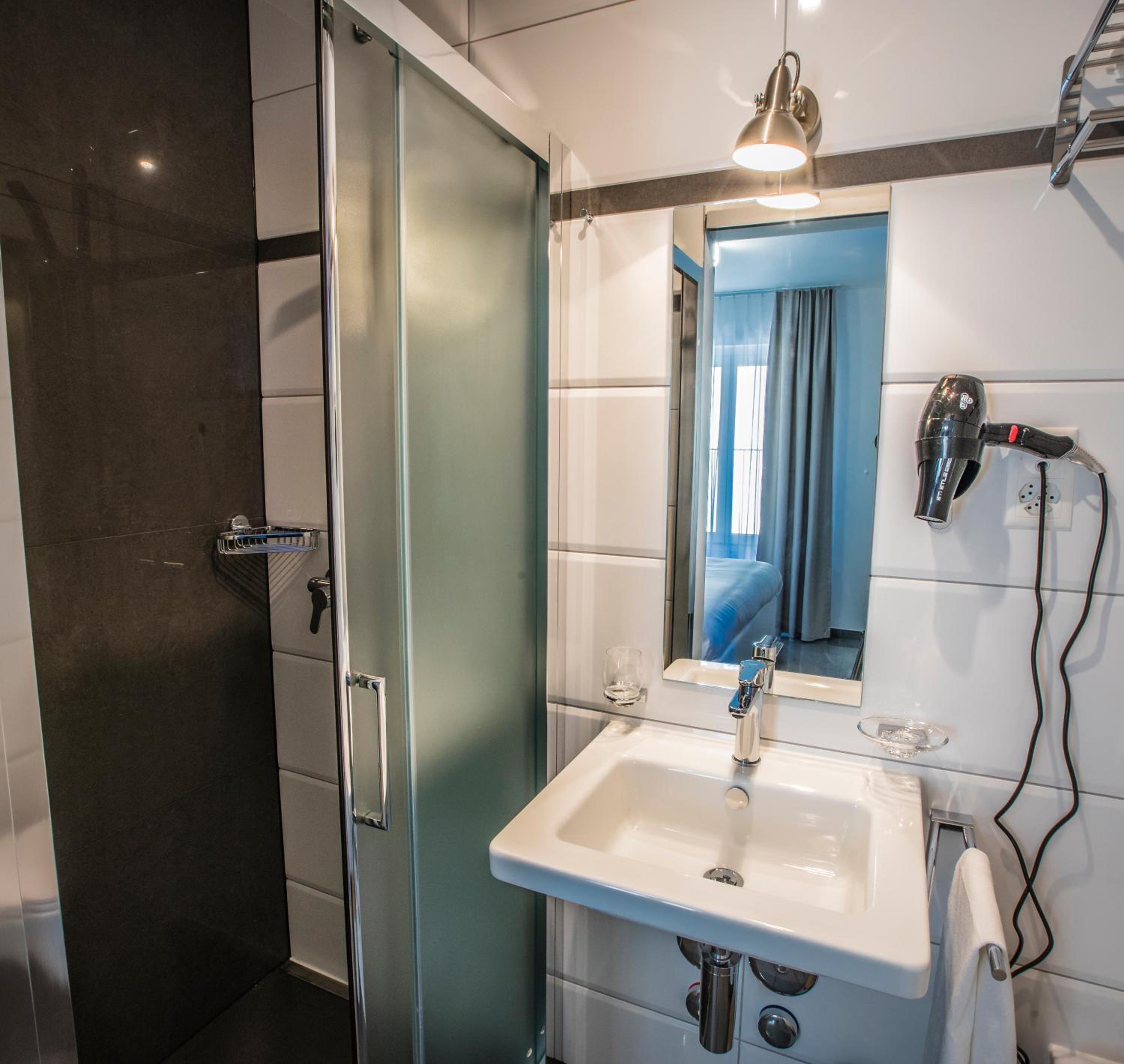 Deluxe Suite with Kitchenette thumbnail 6
