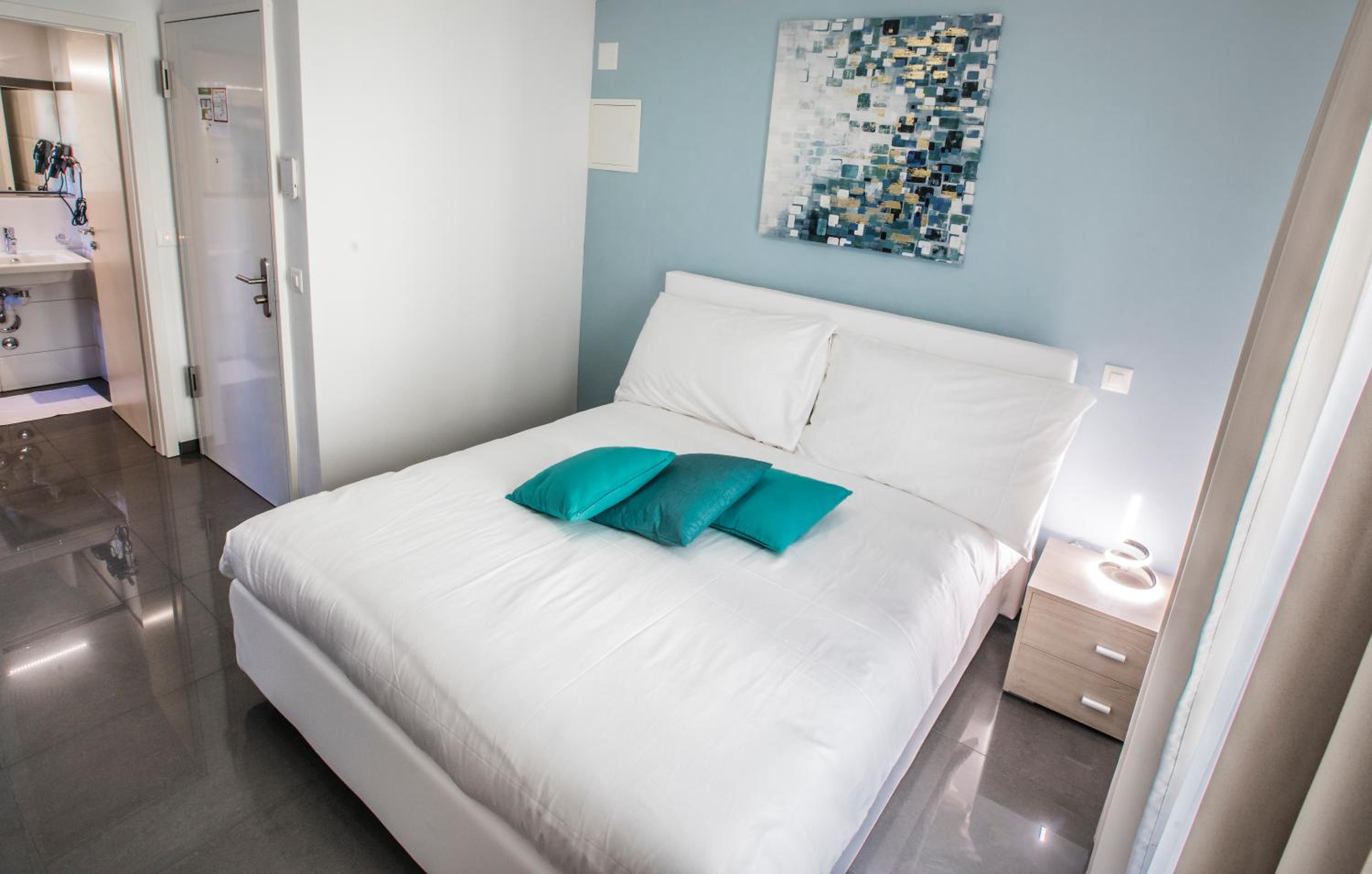 Double Room with Private Bathroom thumbnail 6