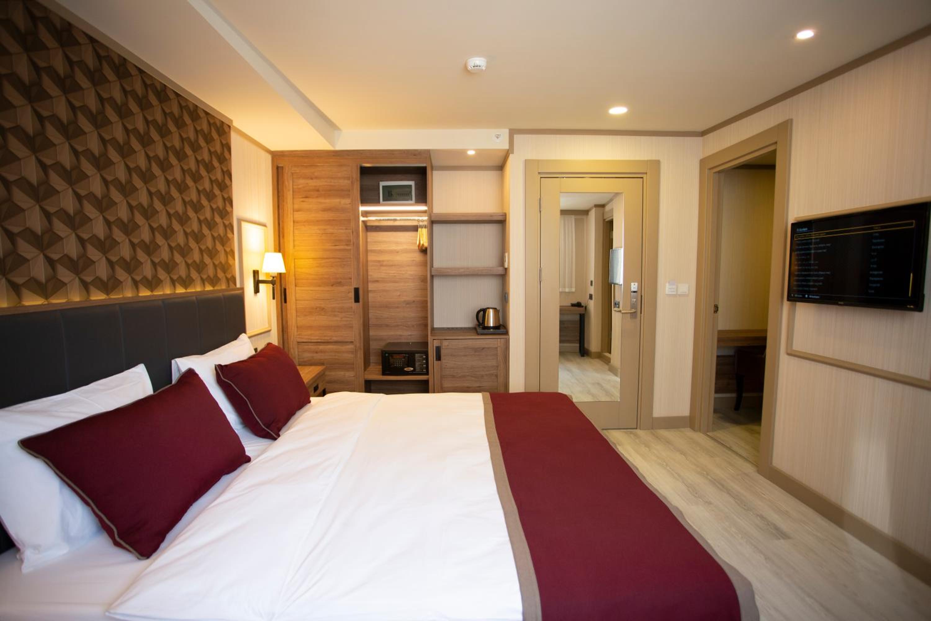Deluxe Double or Twin Room photo 2
