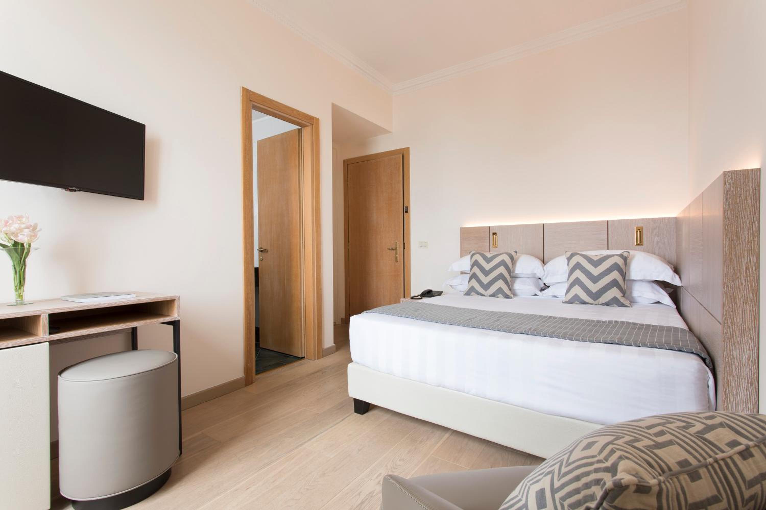 Superior Double or Twin Room - Photo 10
