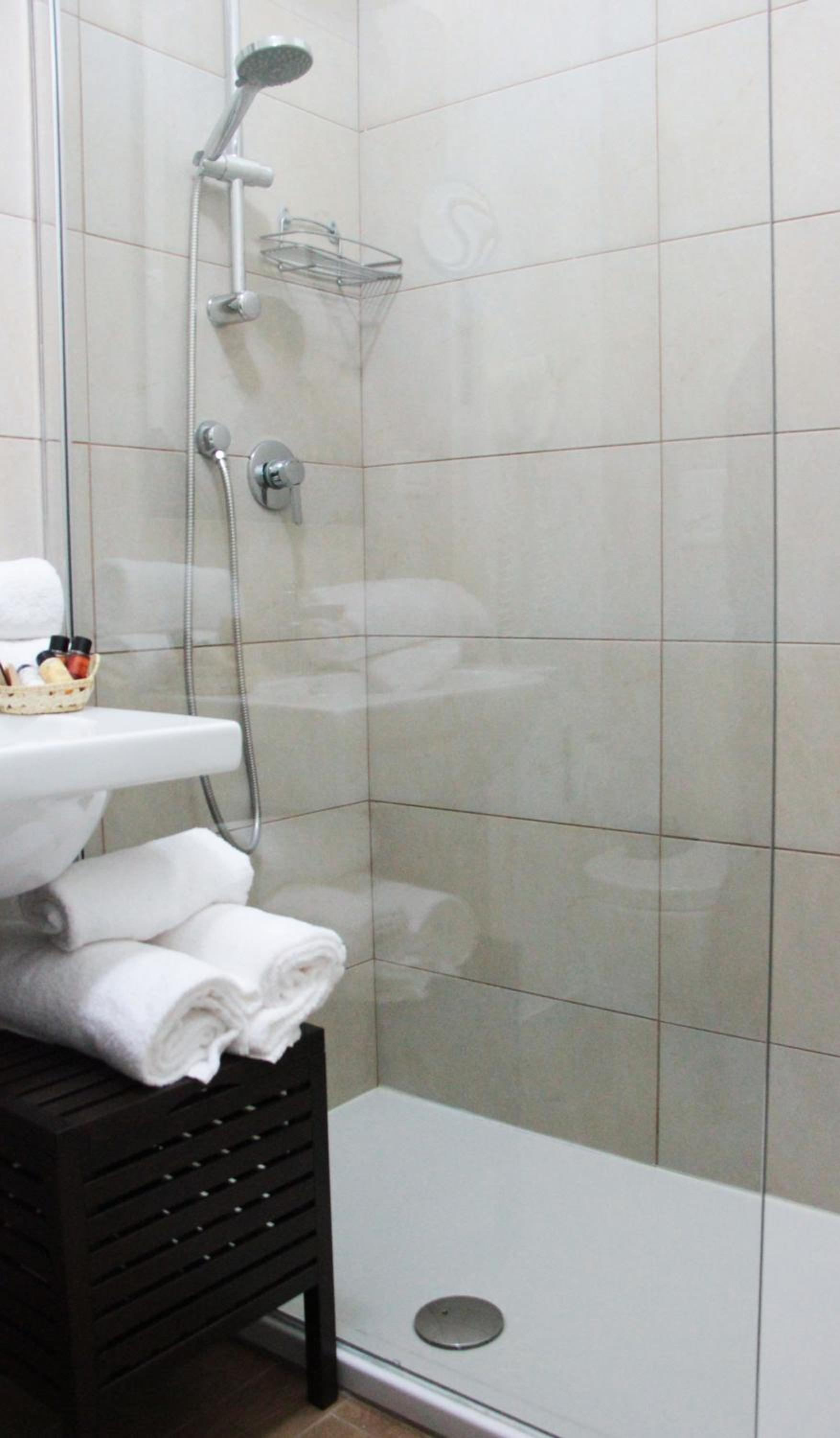 Double Room with Balcony - Photo 10