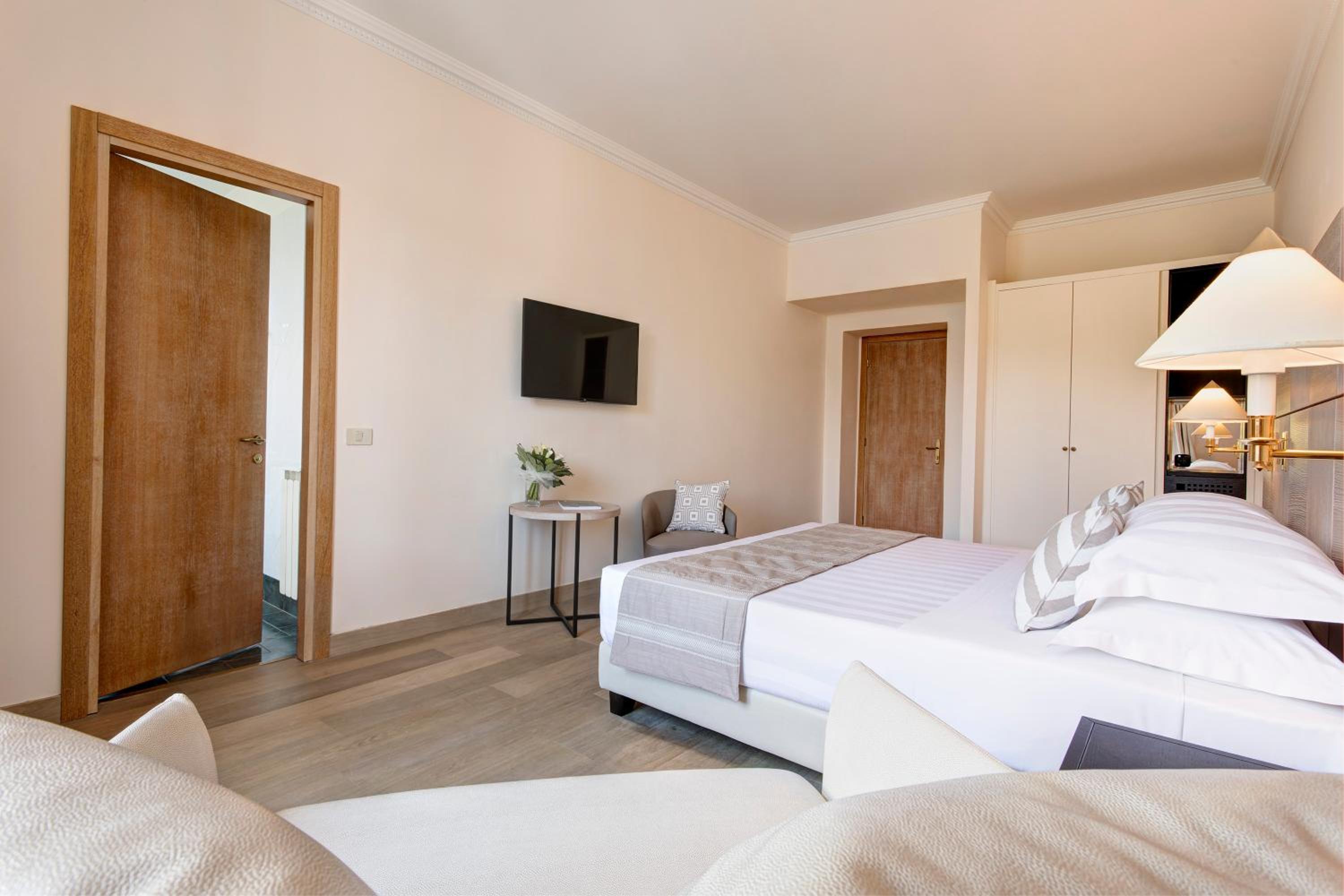 Superior Double or Twin Room - Photo 7