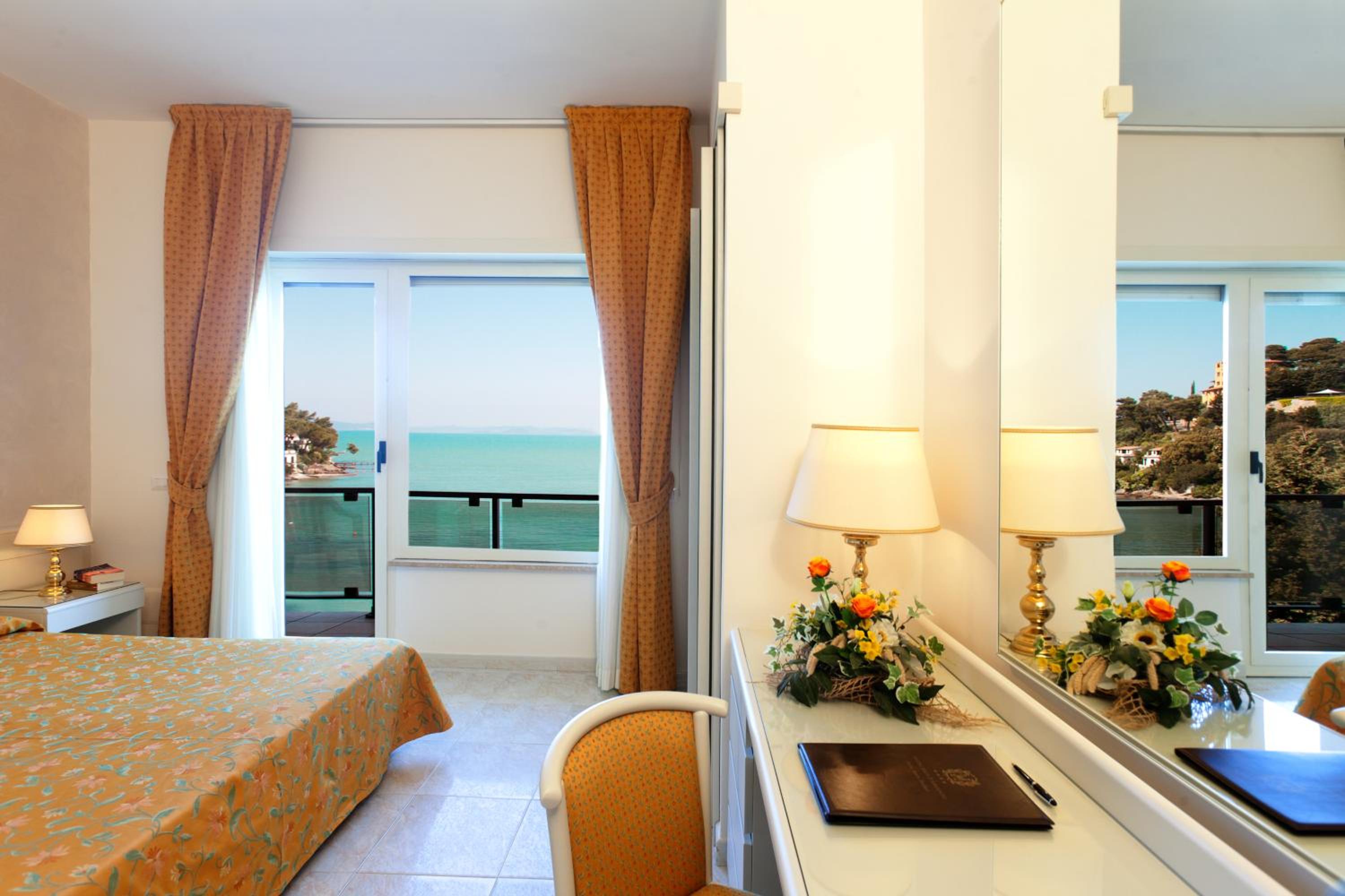 Superior Double Room with Sea View - Photo 4