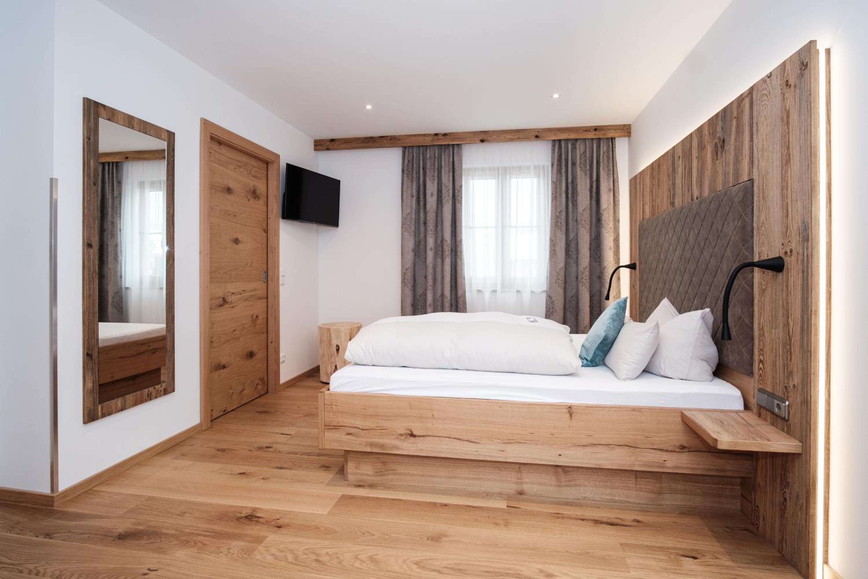 Deluxe Double Room - Photo 9