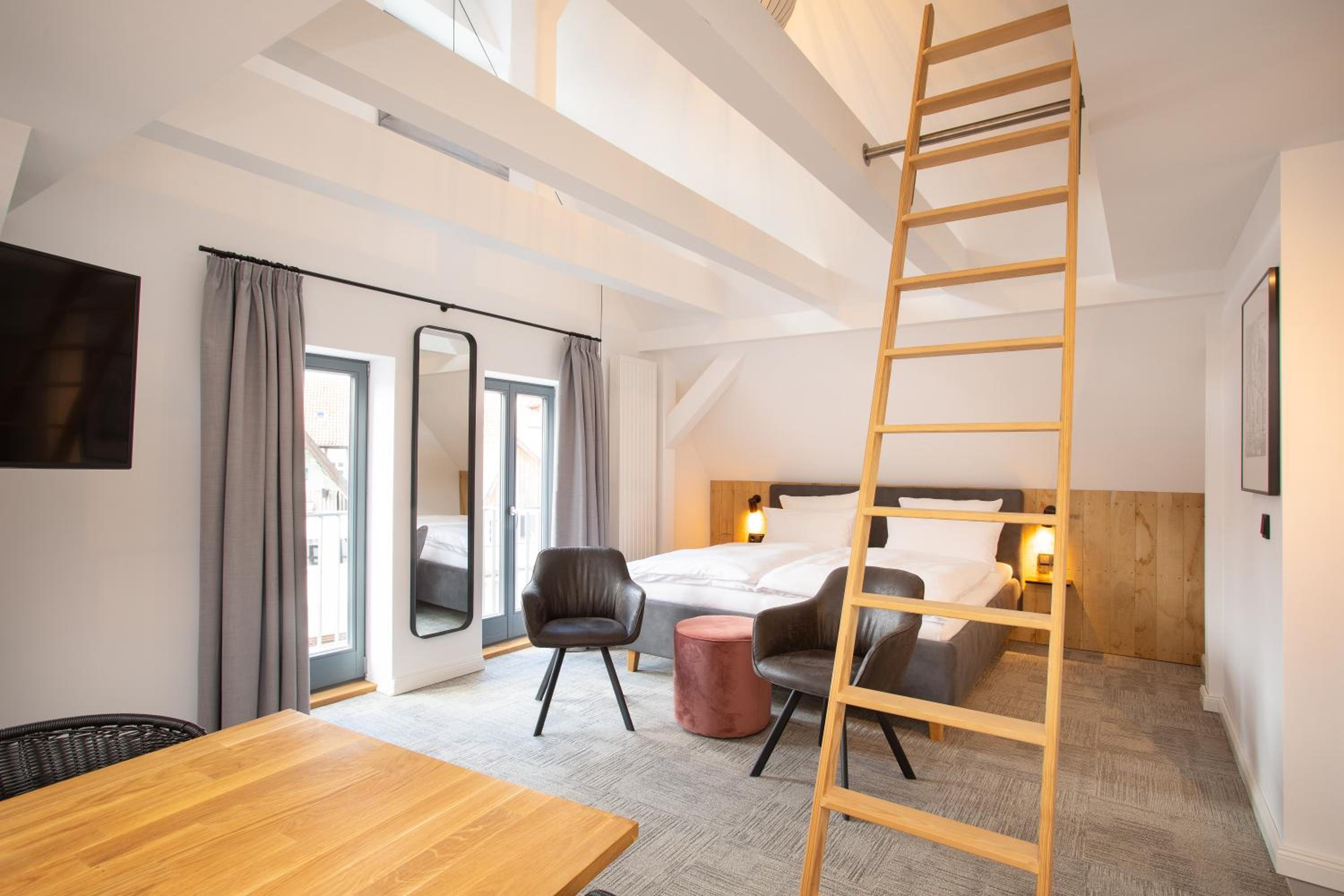 Apartment with Balcony - Photo 4