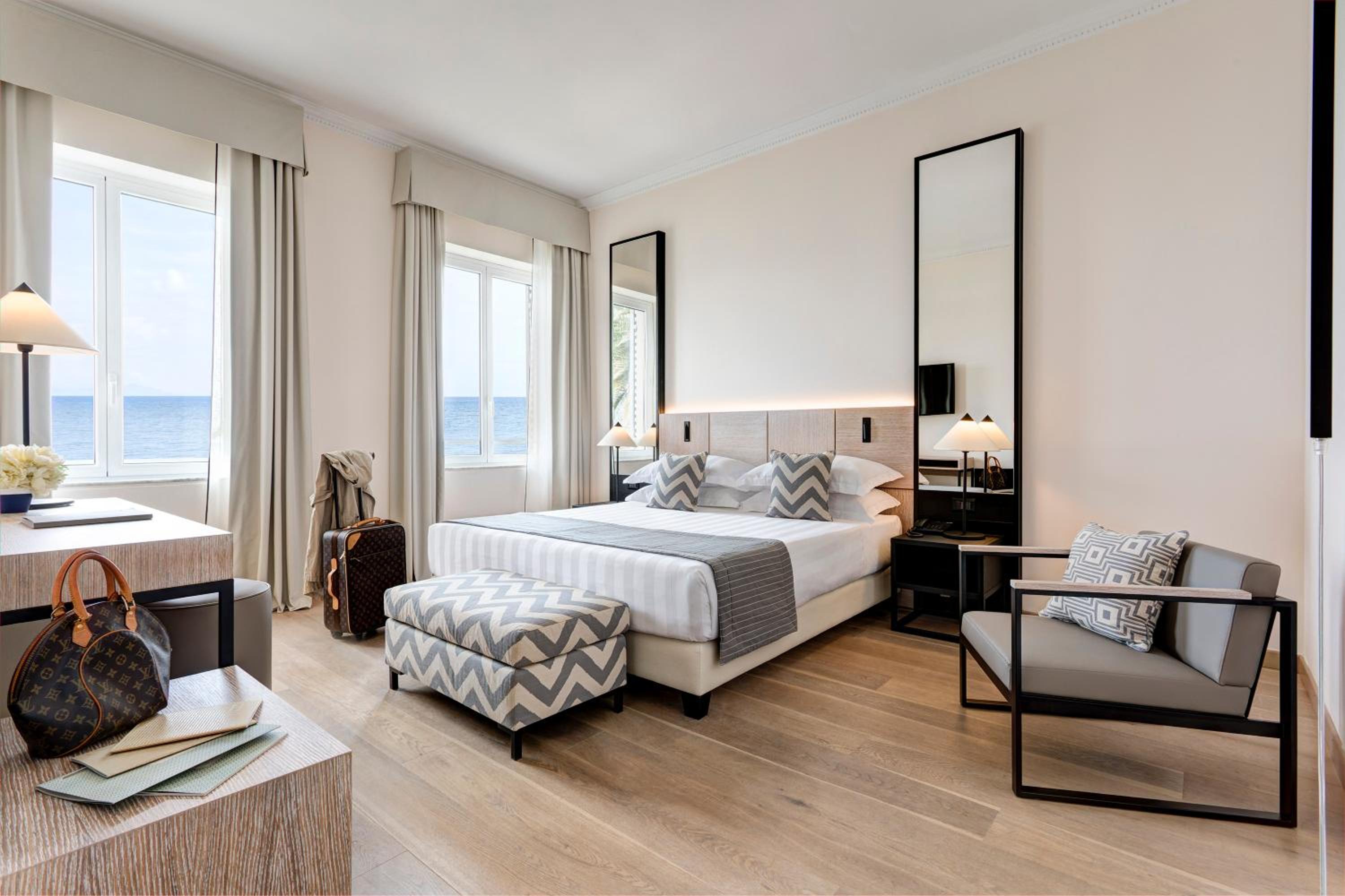 Superior Double or Twin Room with Sea View - Photo 3