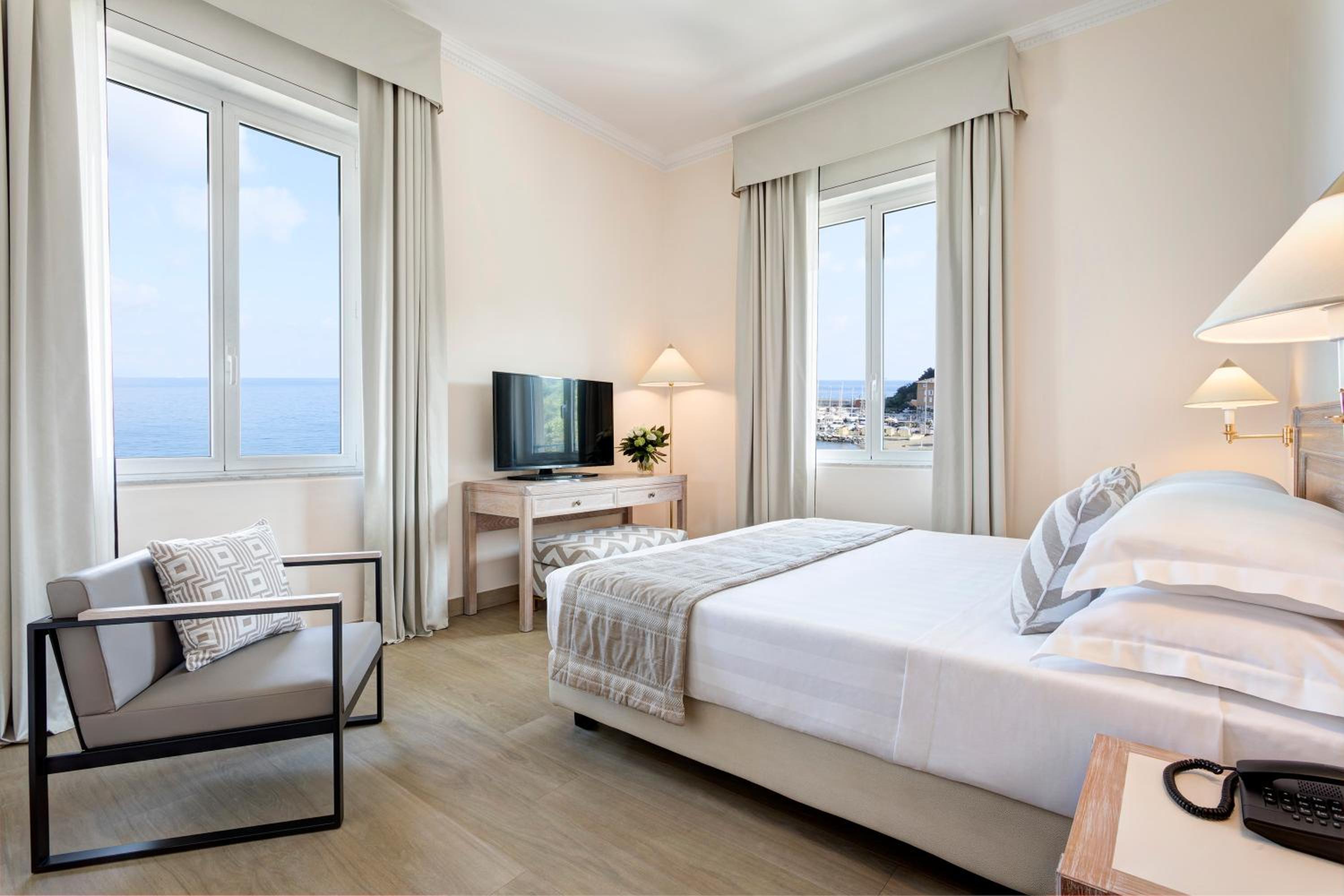 Suite - Photo 1