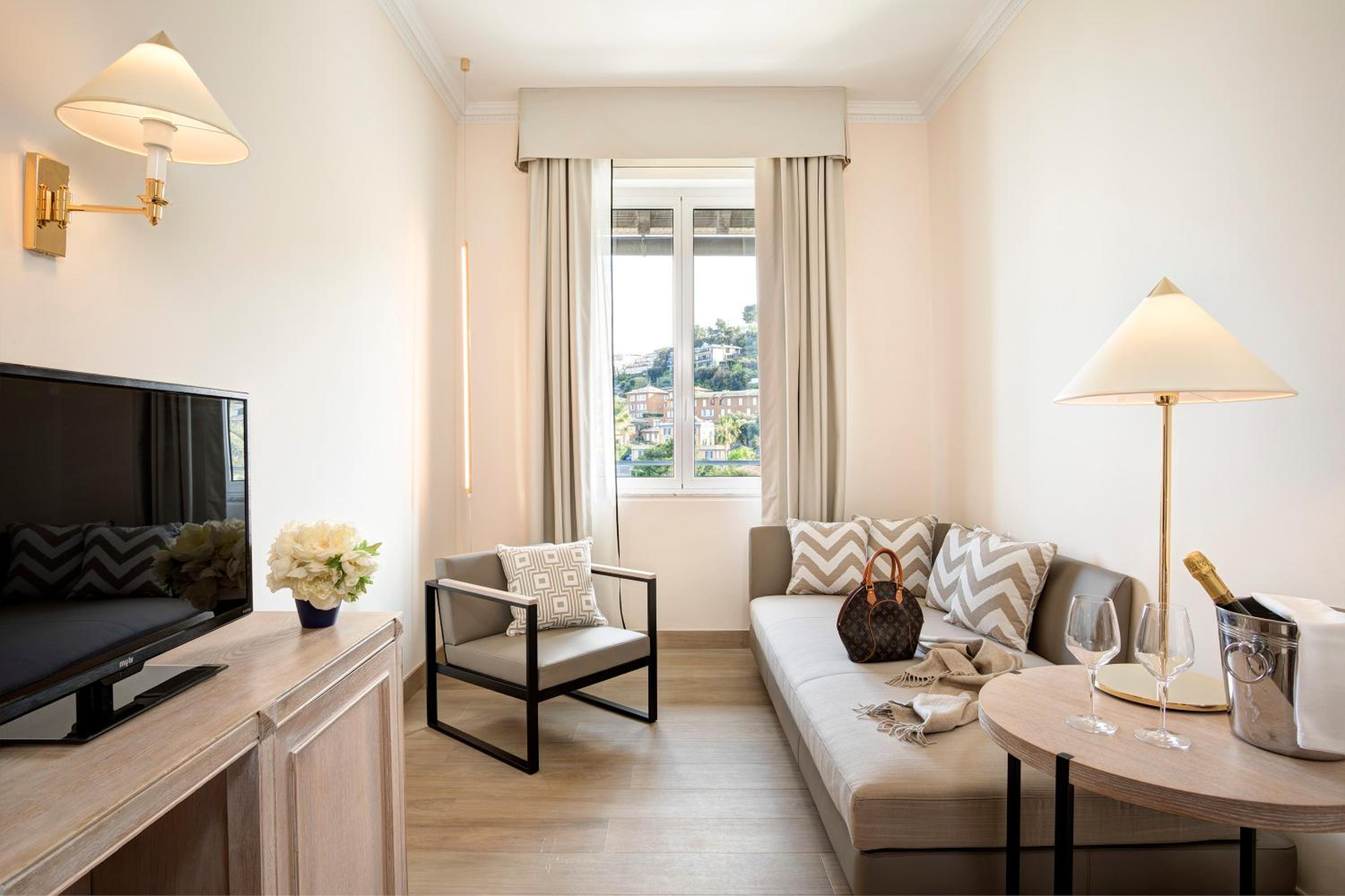 Suite - Photo 4