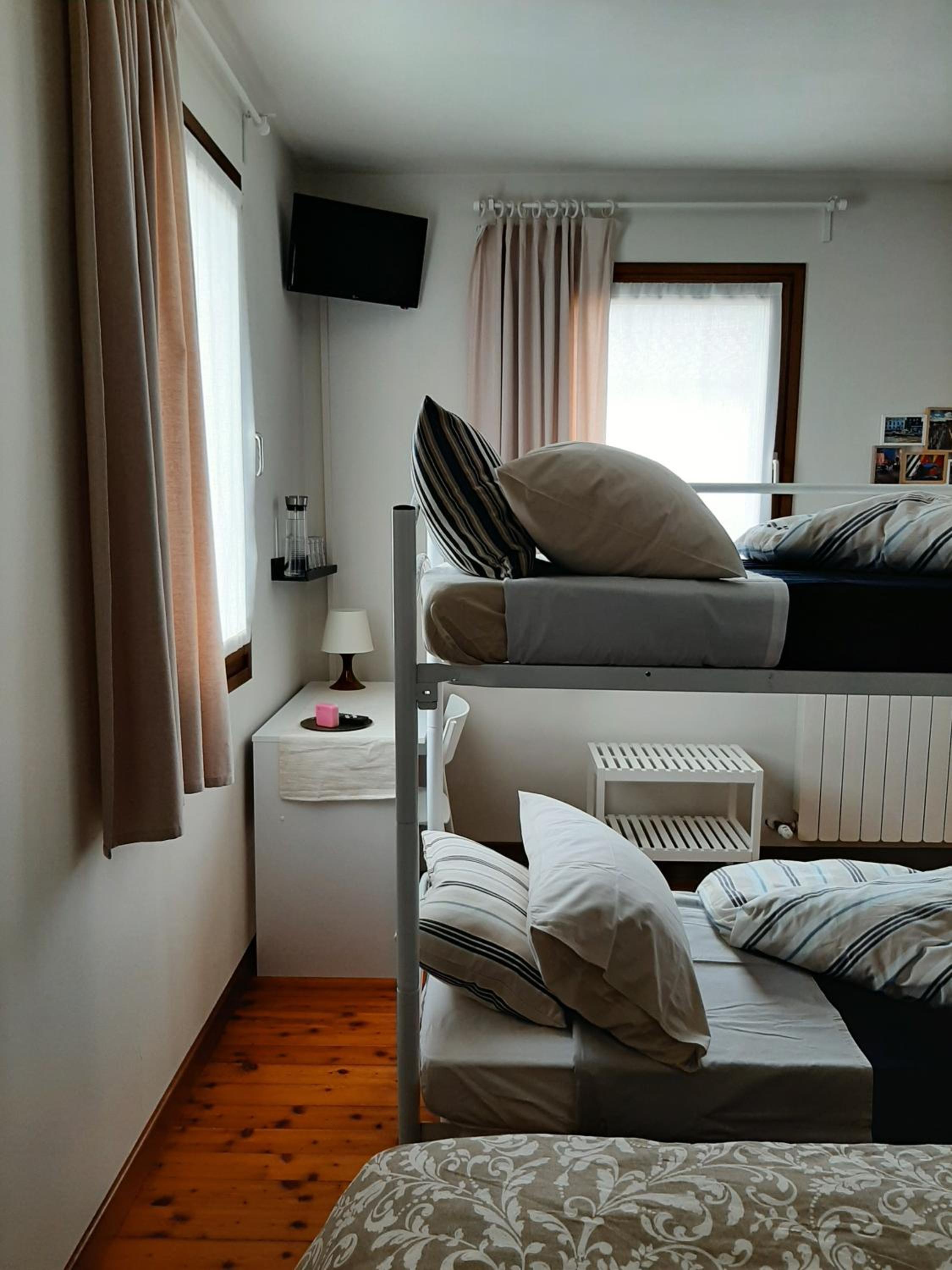 Quadruple Room with Private Bathroom photo 2