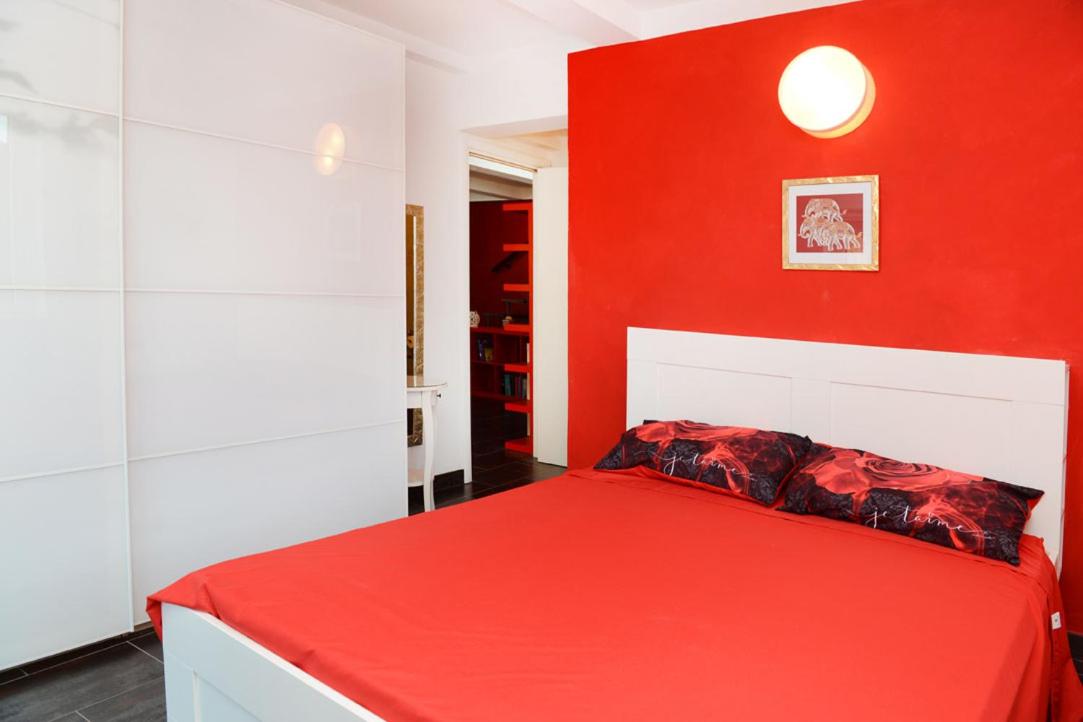 King Room with Balcony - Photo 4