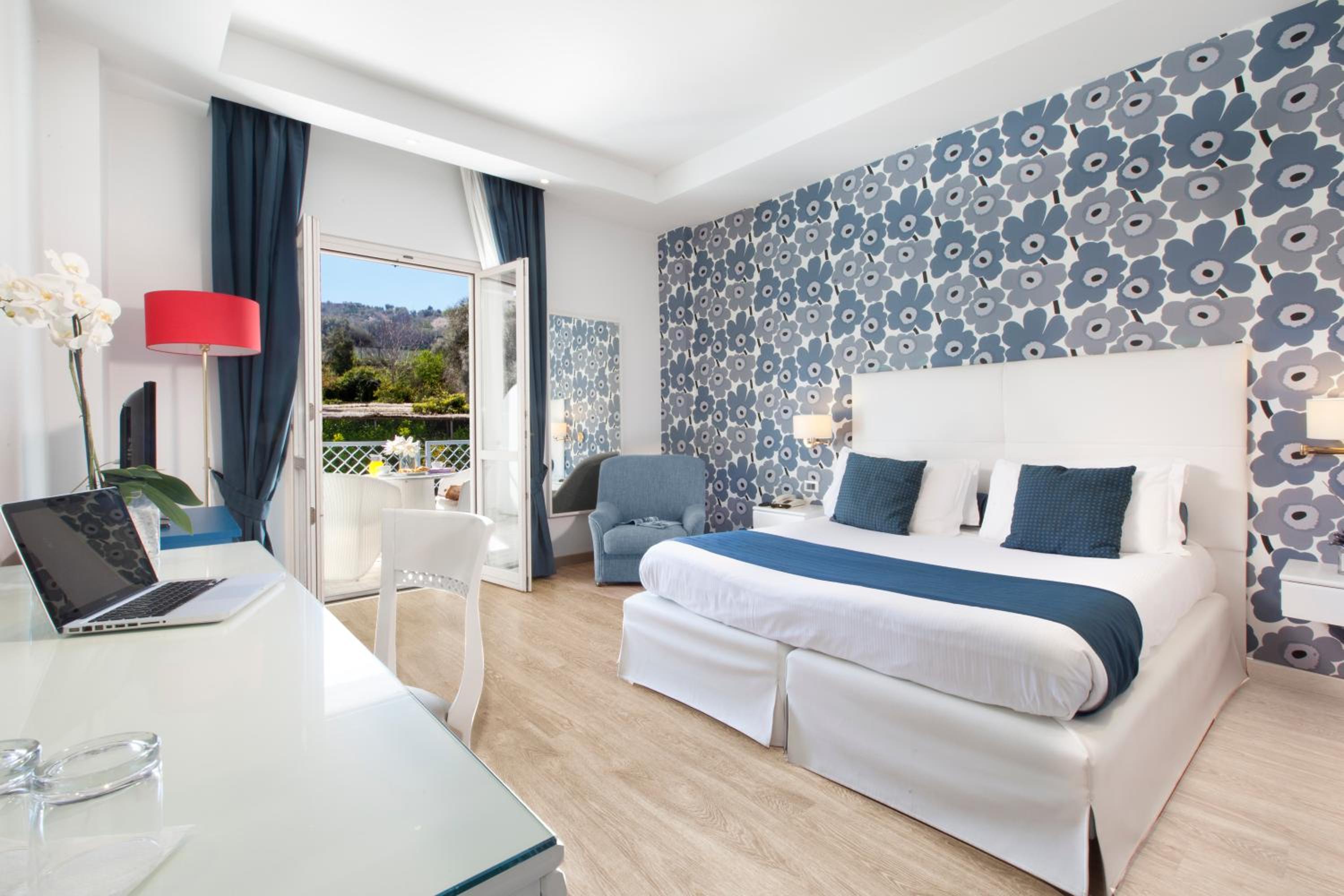 Double Or Twin Room With Balcony And Sea View thumbnail 6