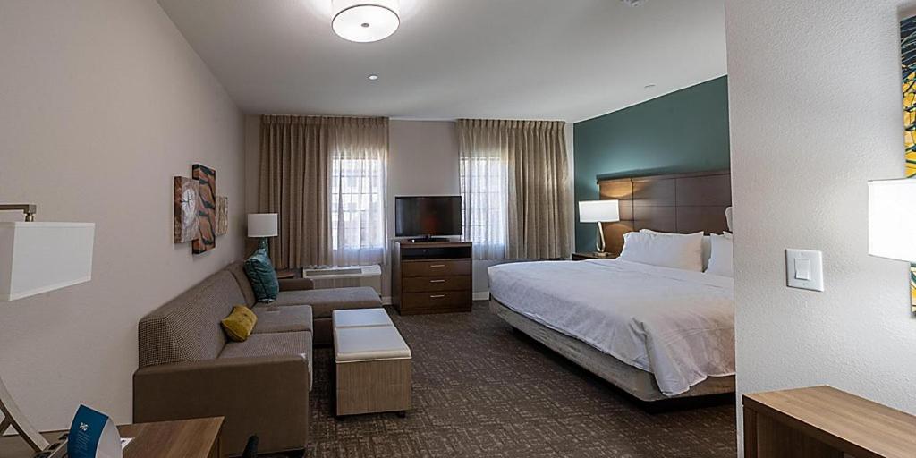 One-Bedroom King Suite - Photo 6