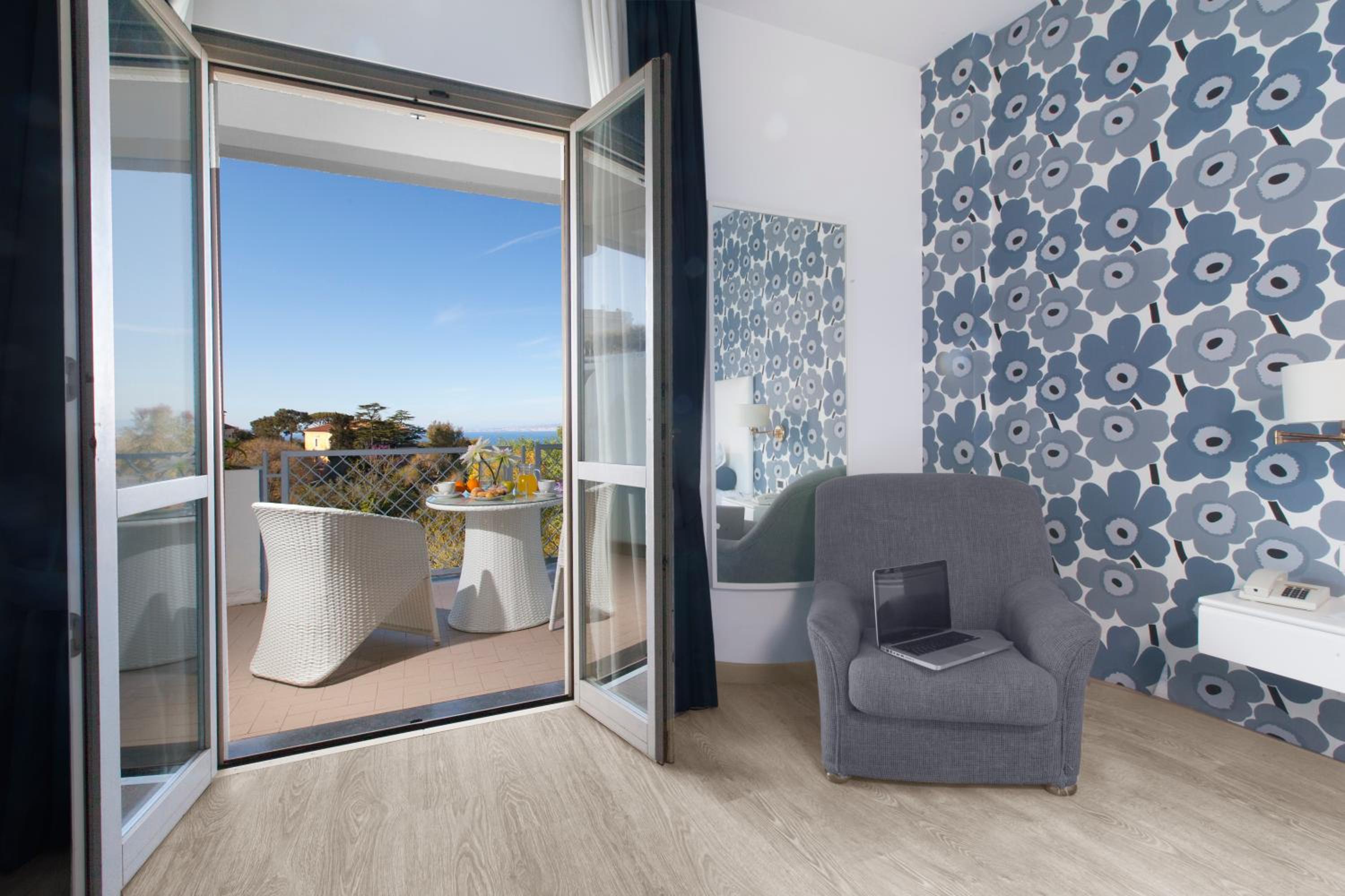Double Or Twin Room With Balcony And Sea View thumbnail 5