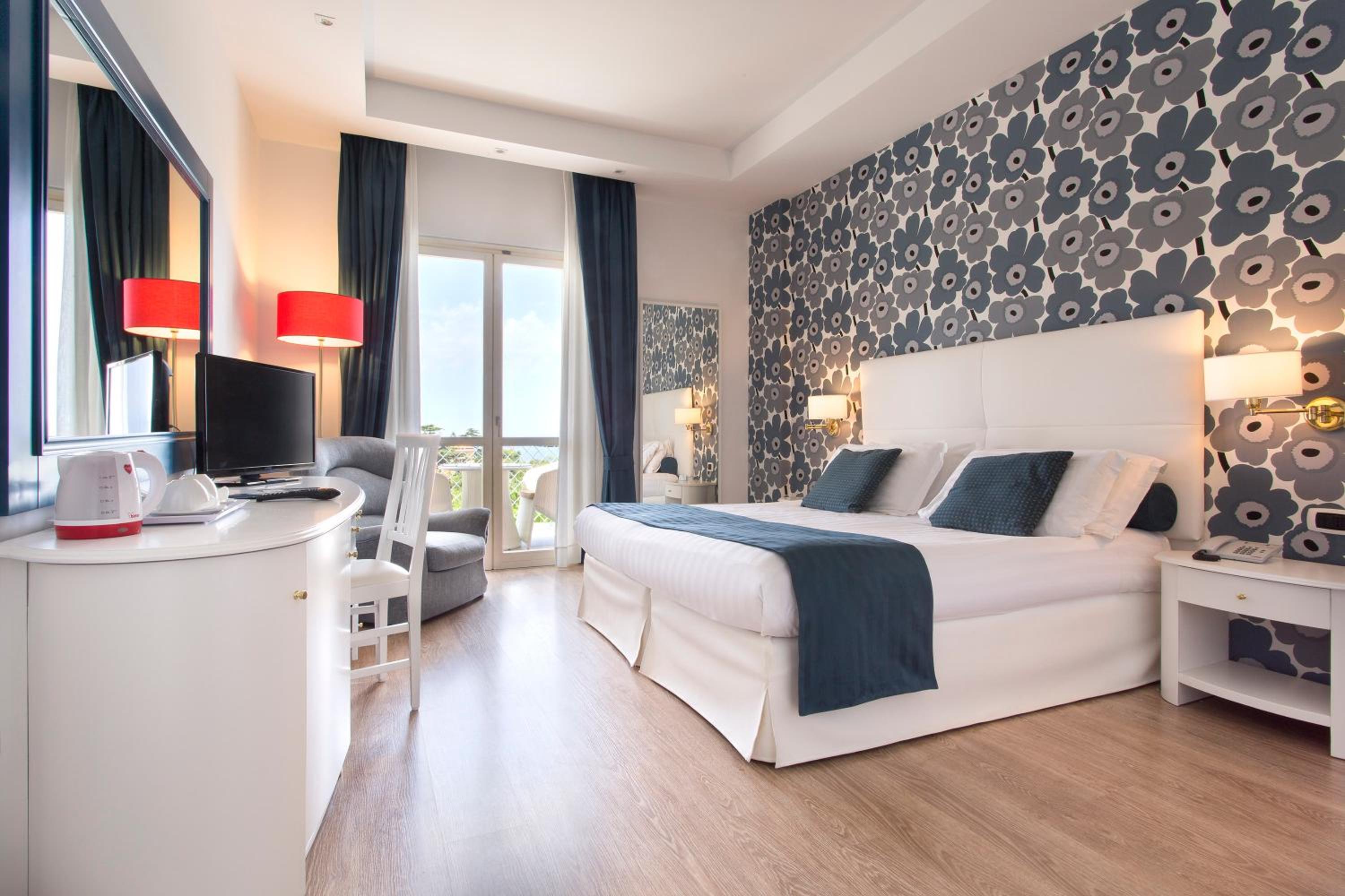 Double or Twin Room with Partial Sea View - Photo 1