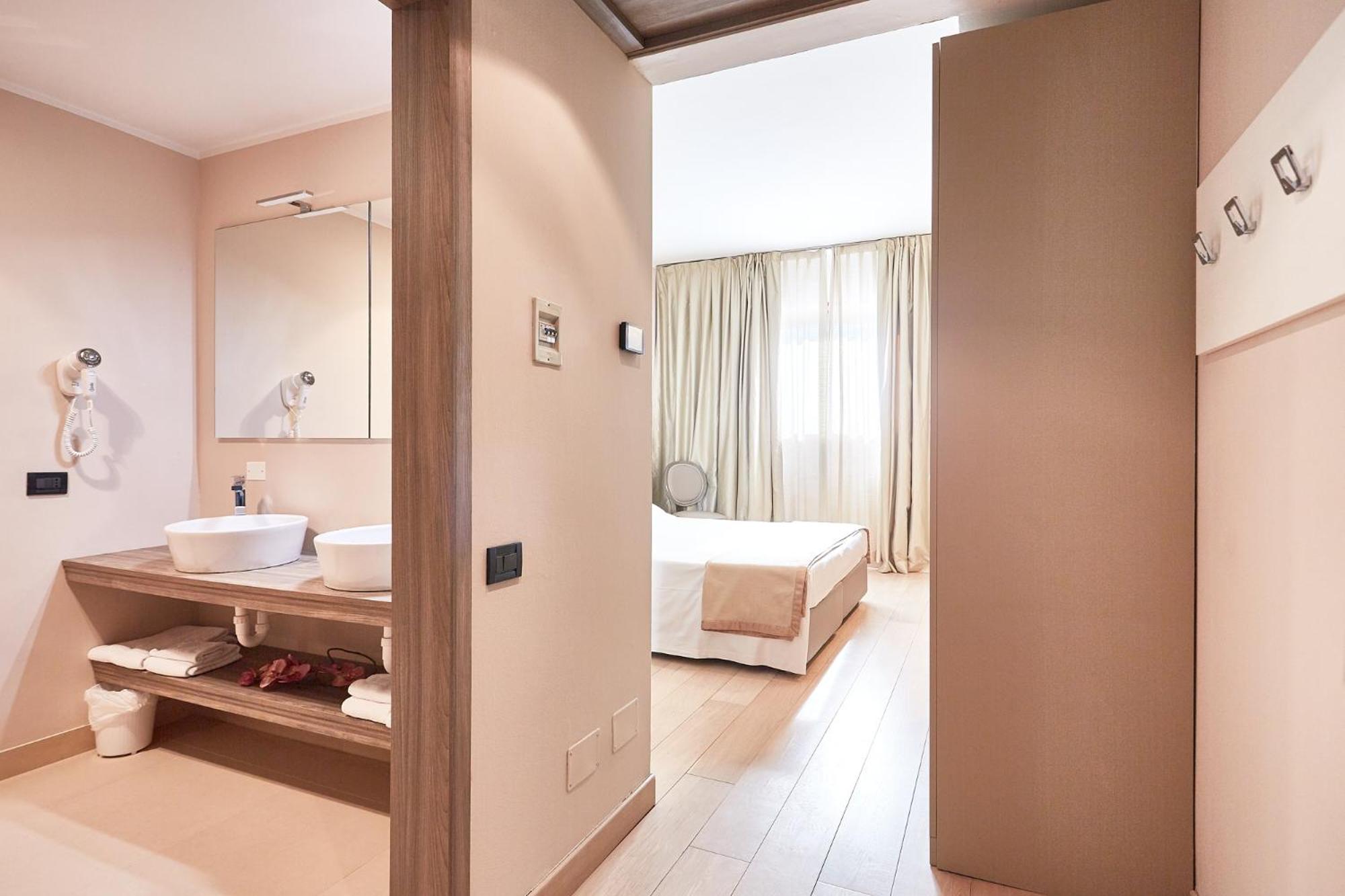 Double Room with Spa Bath photo 3