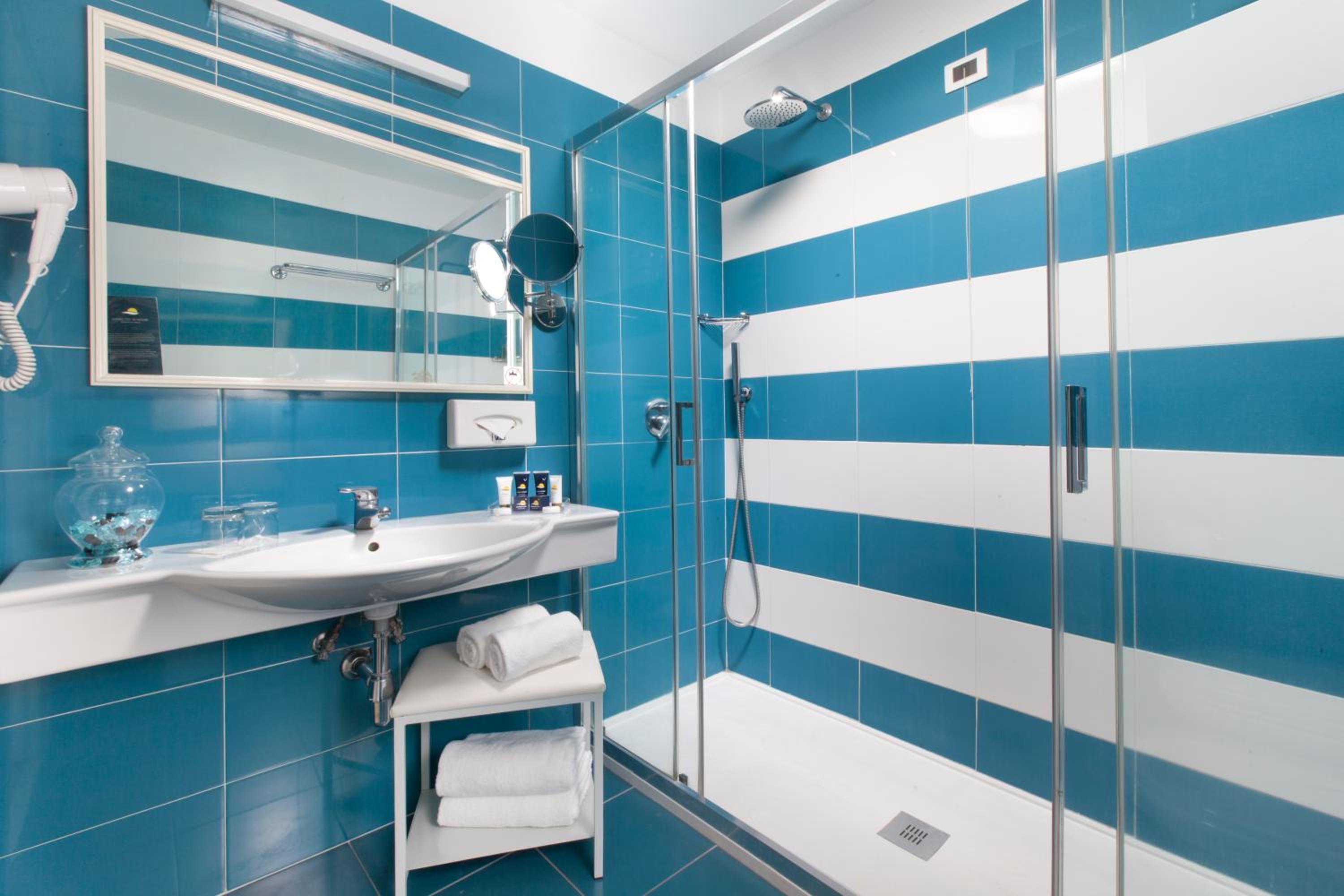 Standard Double or Twin Room with Balcony - Photo 4