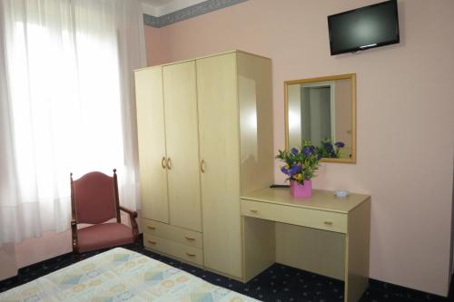 Quadruple Room with Private Bathroom photo 3