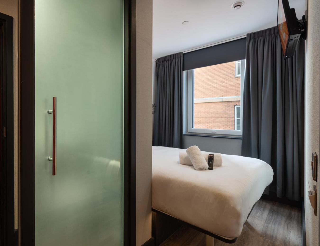 Double Room with Window - Photo 7