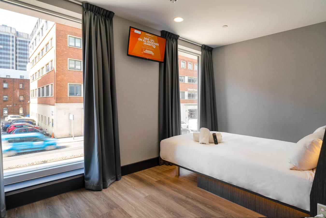 Twin Room with Window - Photo 2