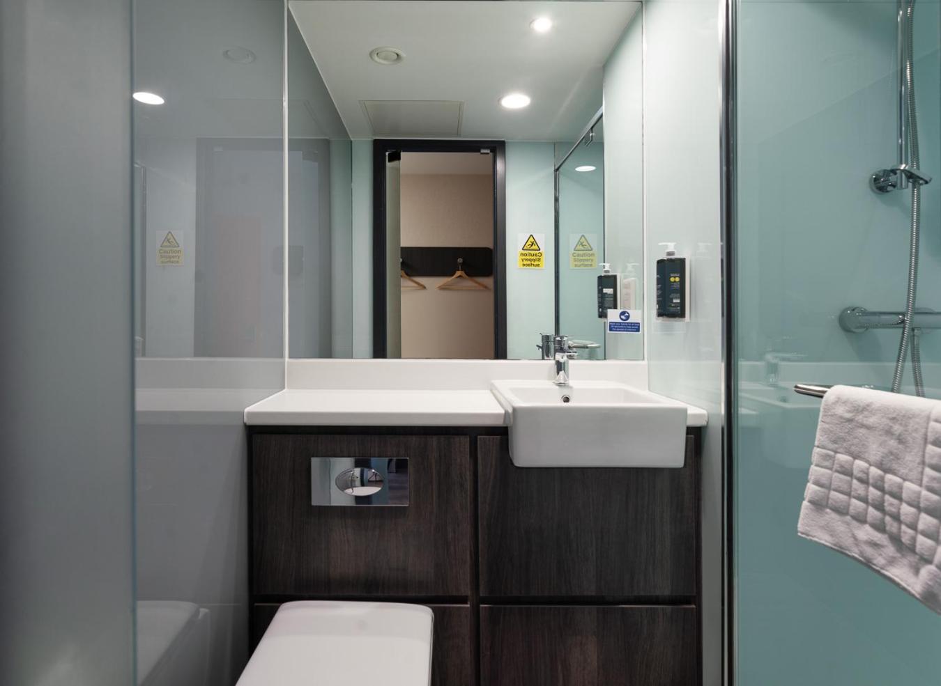Double Room with Window - Photo 11