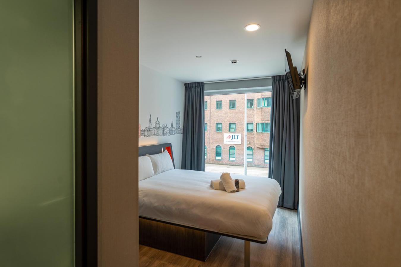 Double Room with Window - Photo 13