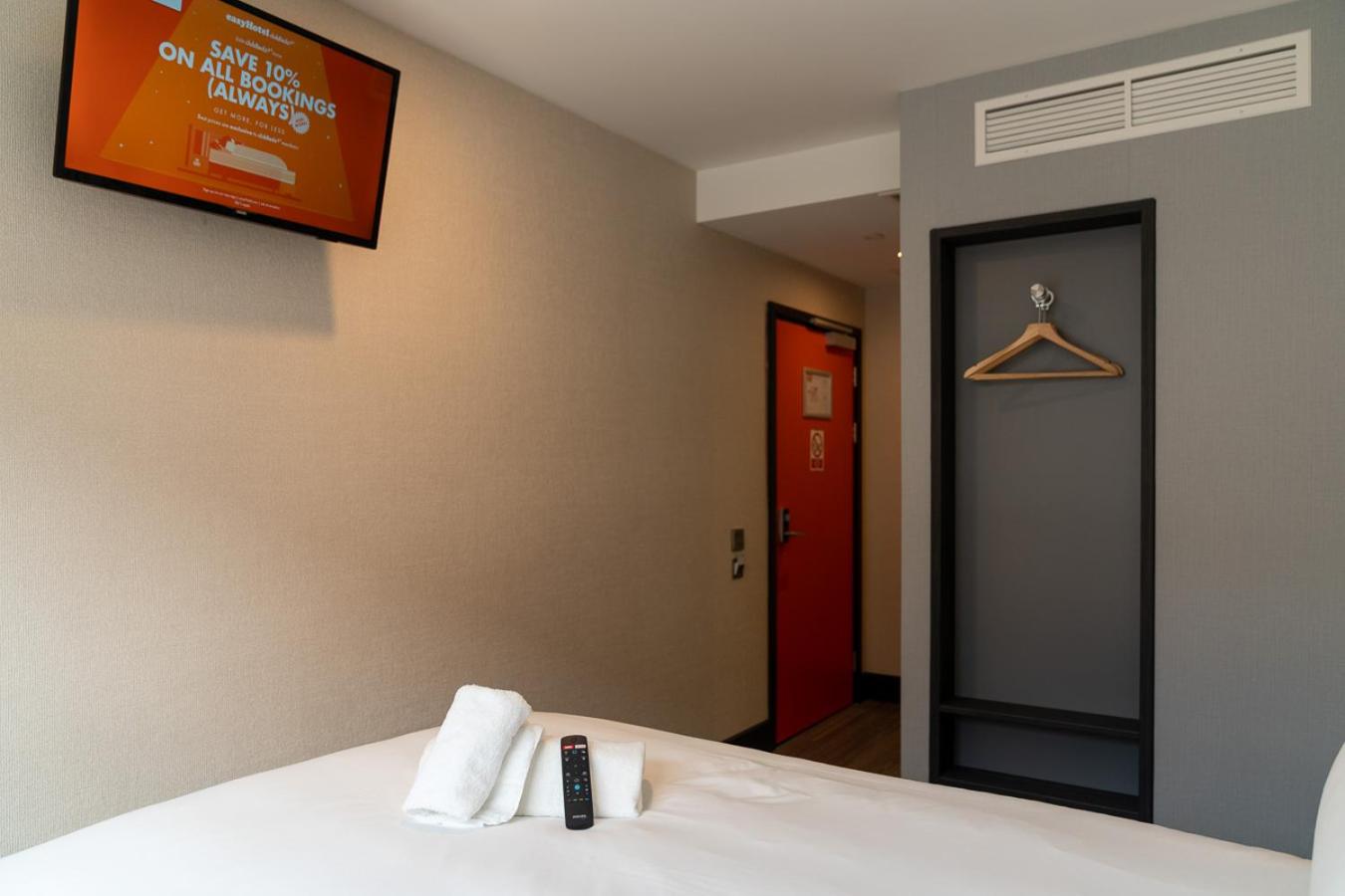 Double Room with Window - Photo 2