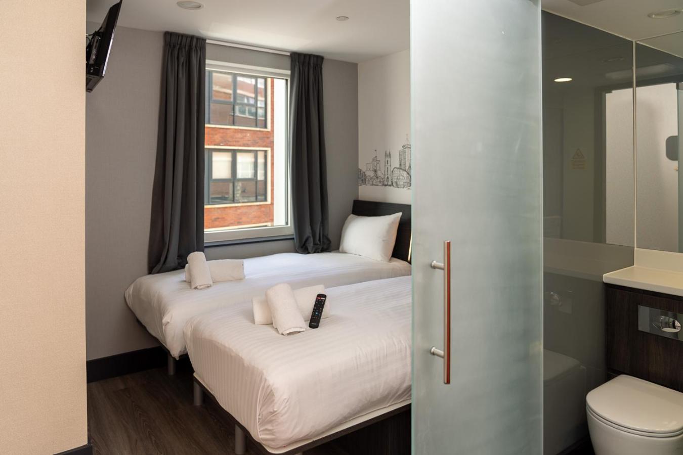 Twin Room with Window - Photo 5