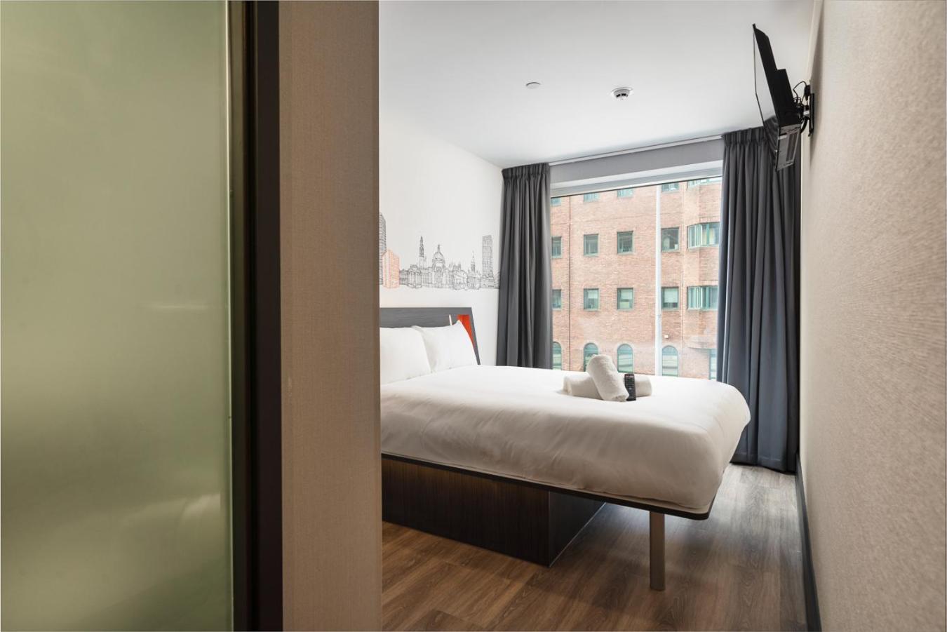Double Room with Window - Photo 1