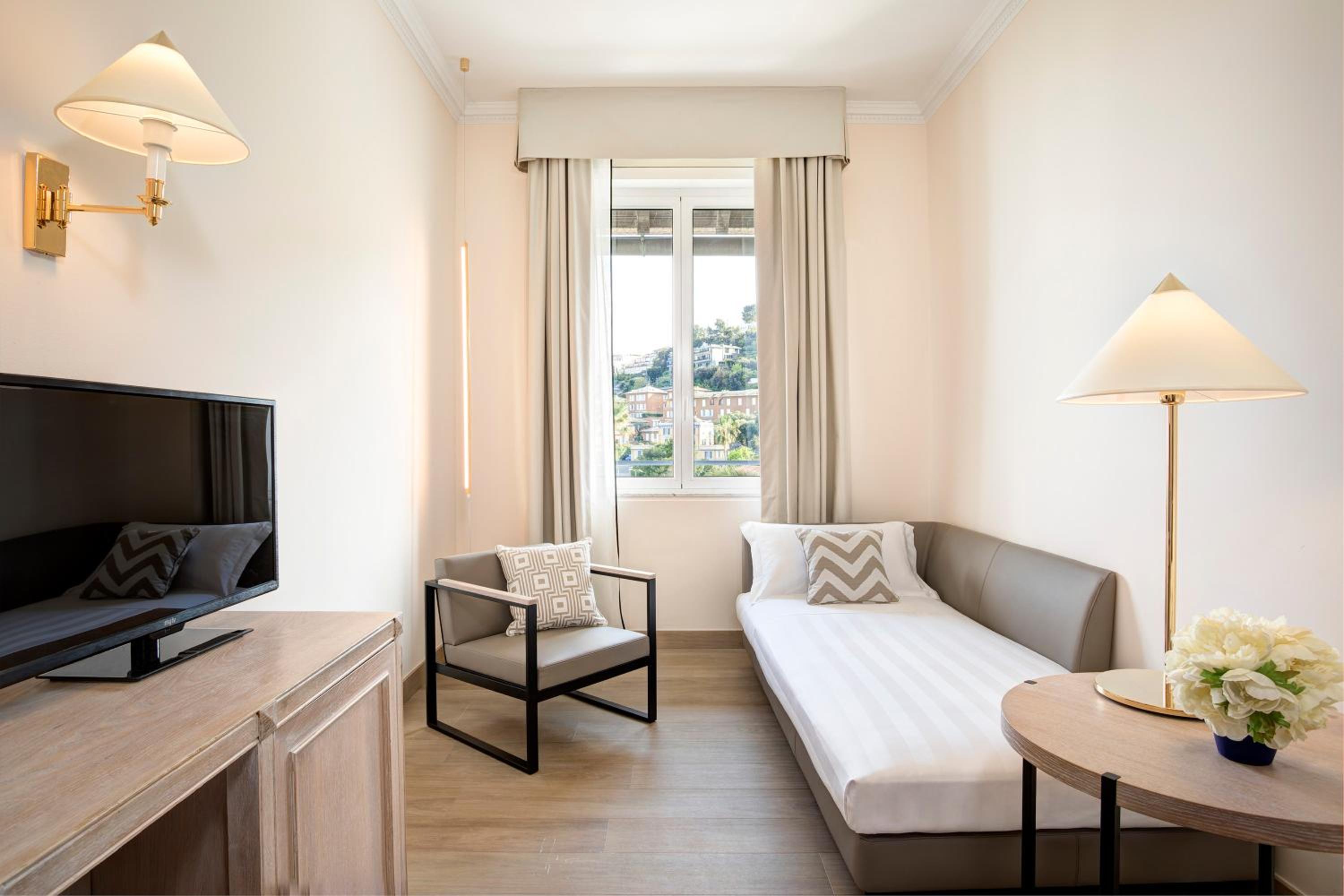 Suite - Photo 2