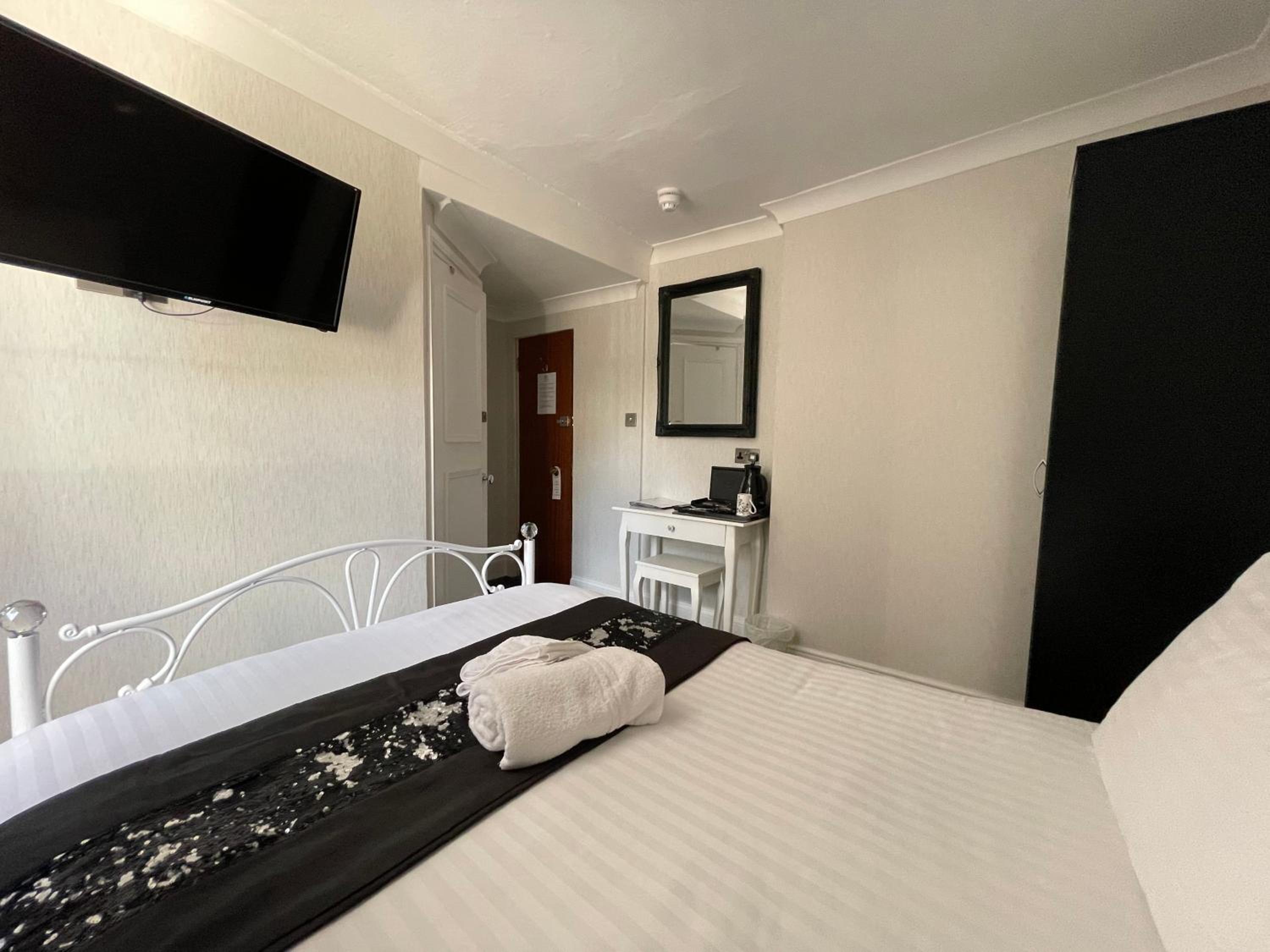 Budget Double Room photo 3