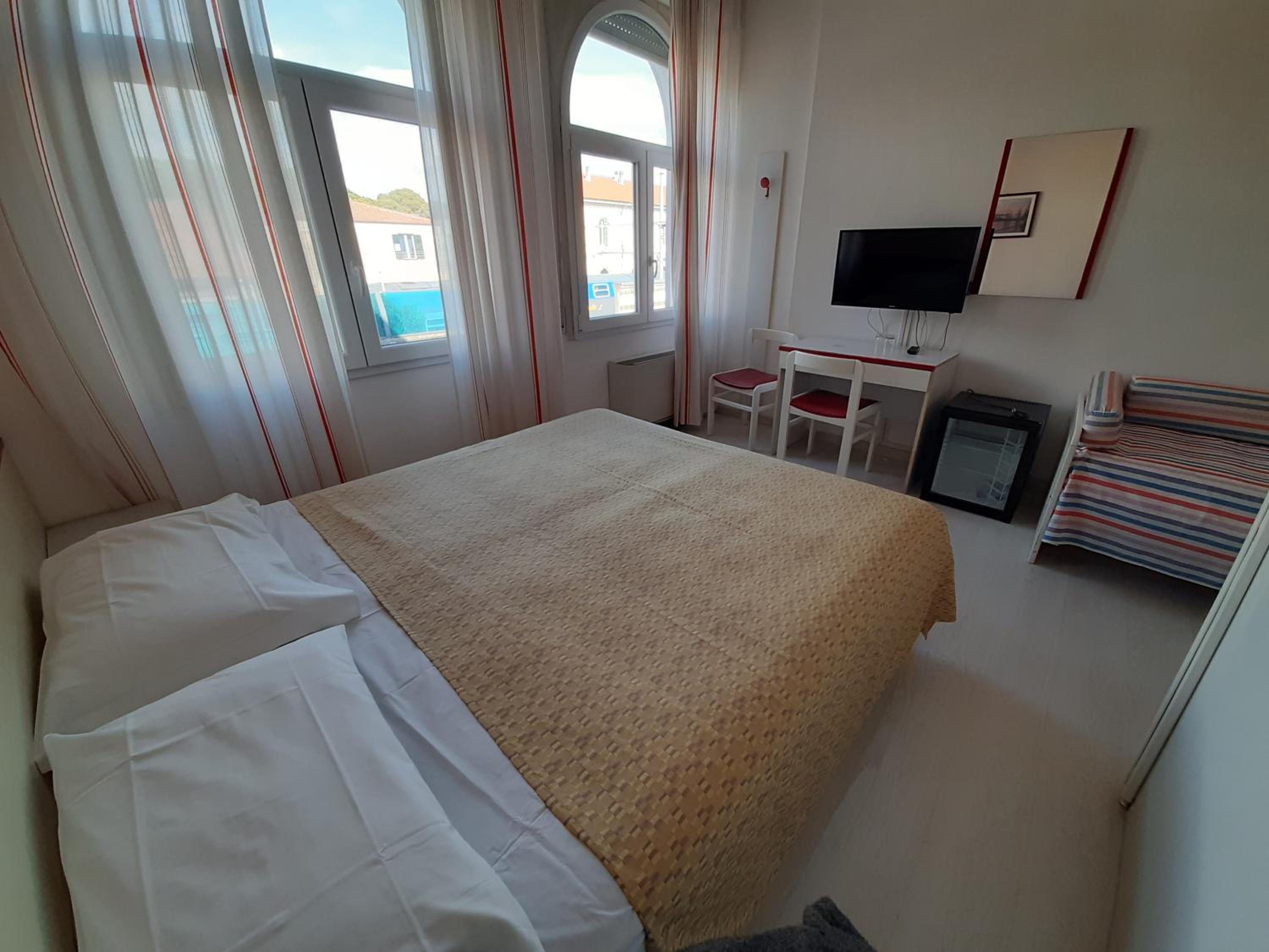 Standard Double or Twin Room photo 3