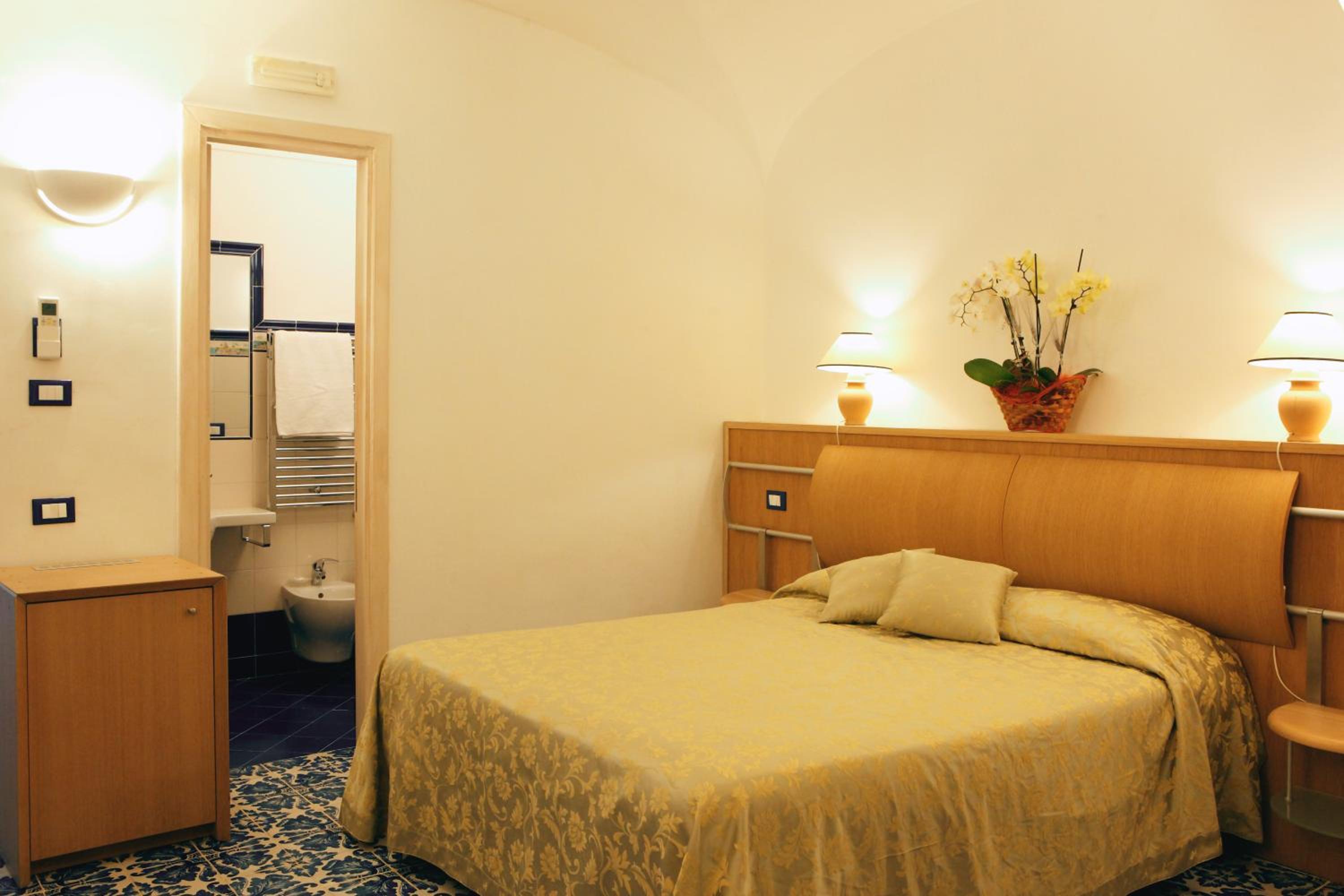 Standard Double or Twin Room with Sea View - Photo 27